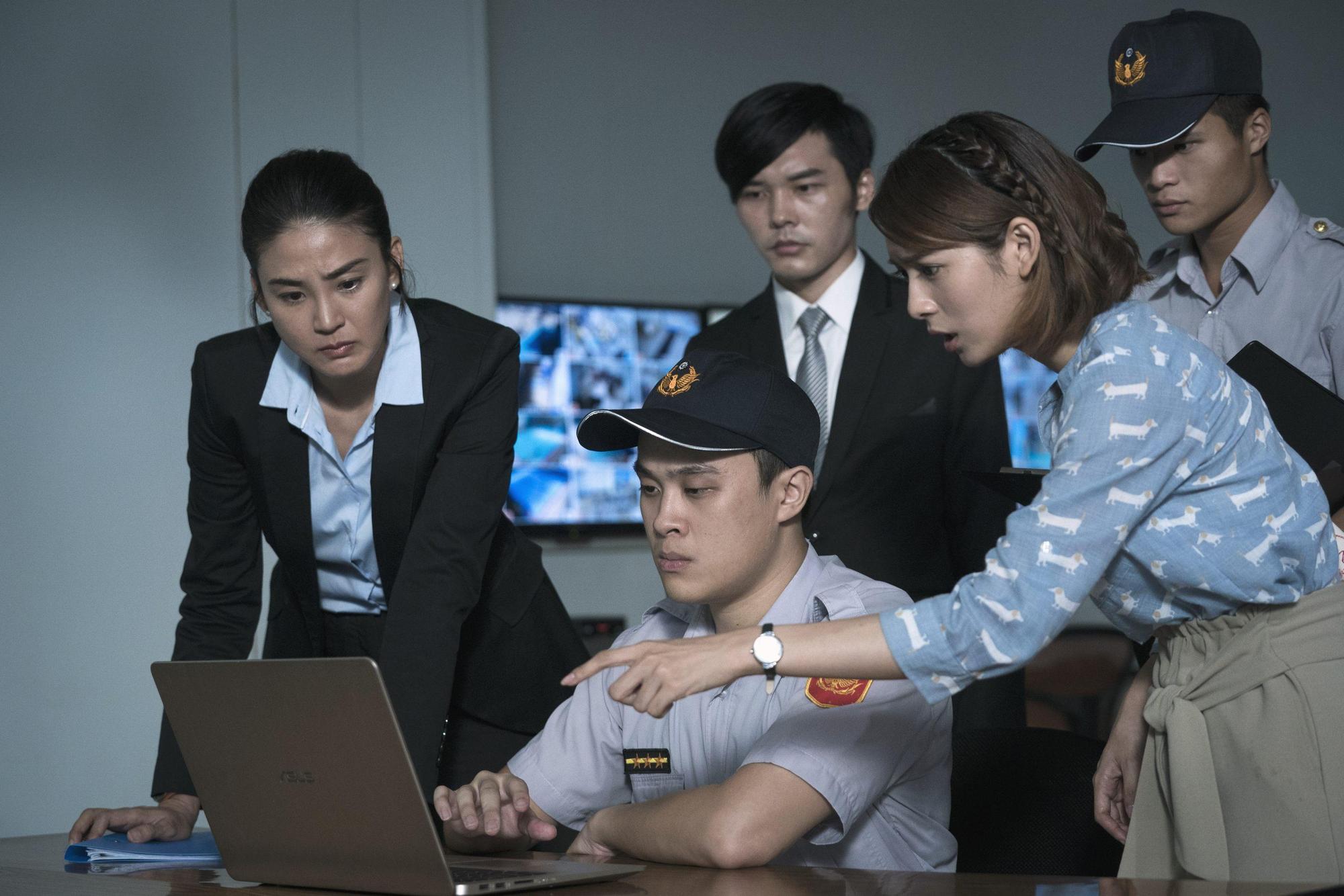 洪小鈴(左)在公視《生死接線員》演檢察官,與主演劉倩妏(右)在病患溺水的泳池現場進行勘驗。(公視提供)