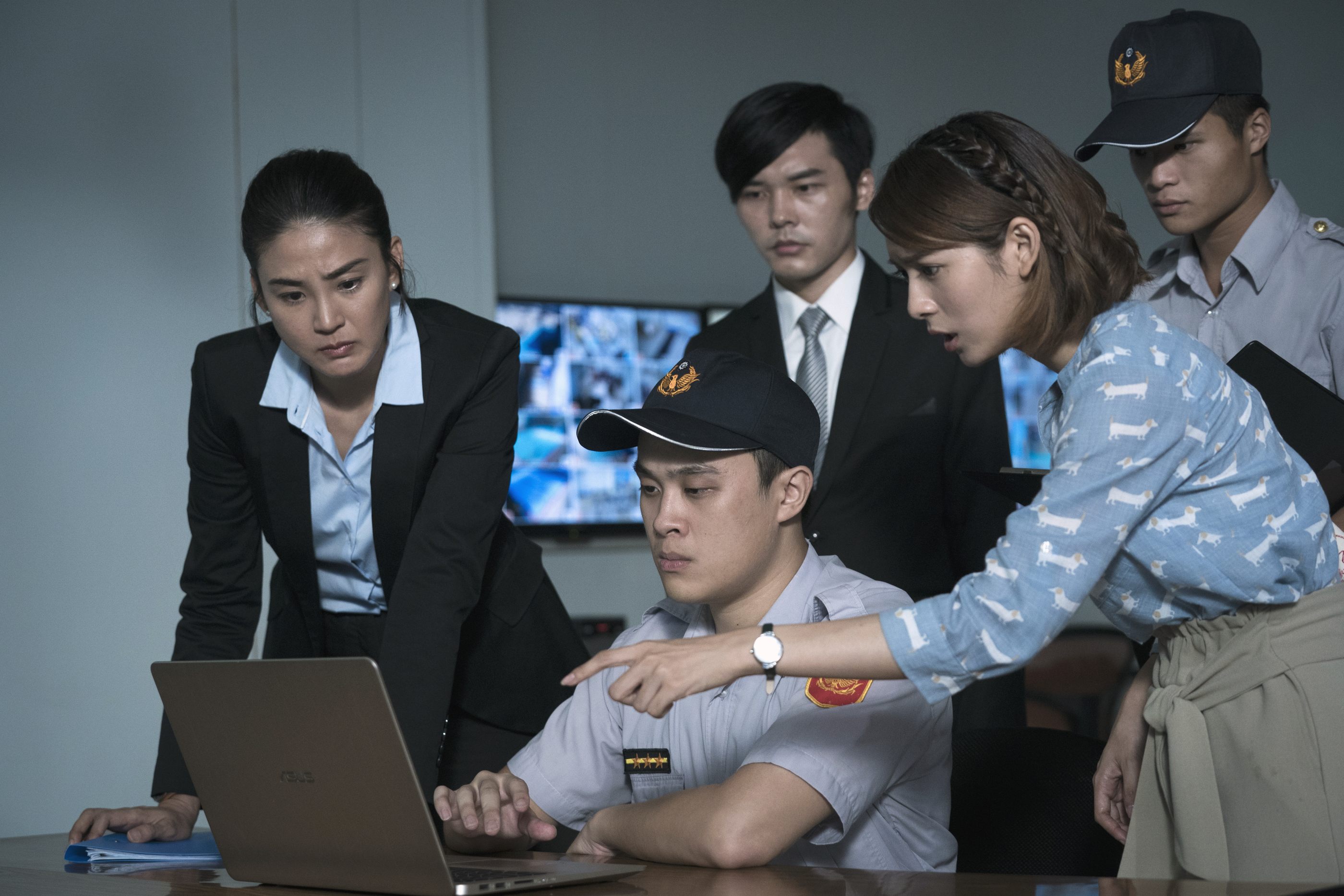 洪小鈴（左）在公視《生死接線員》演檢察官，與主演劉倩妏（右）在病患溺水的泳池現場進行勘驗。（公視提供）
