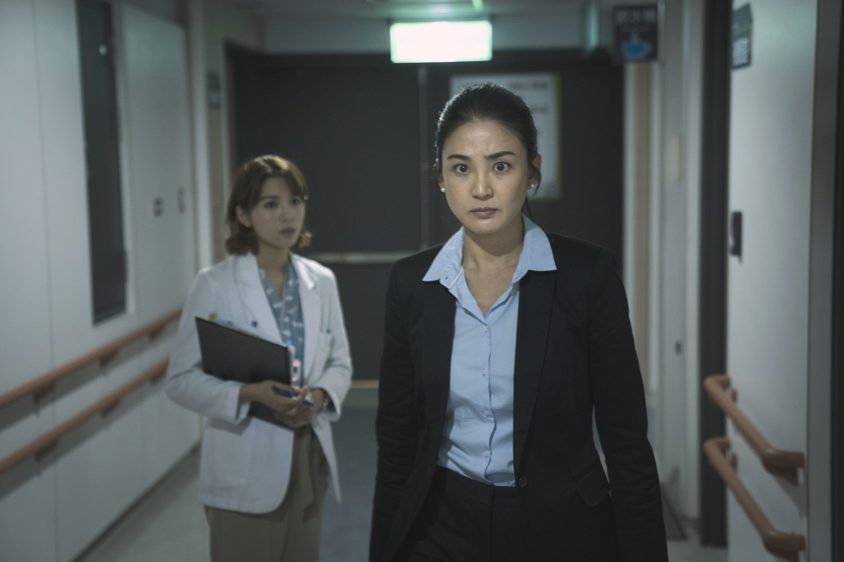 洪小鈴在公視《生死接線員》演檢察官，職人氣場強大。（公視提供）