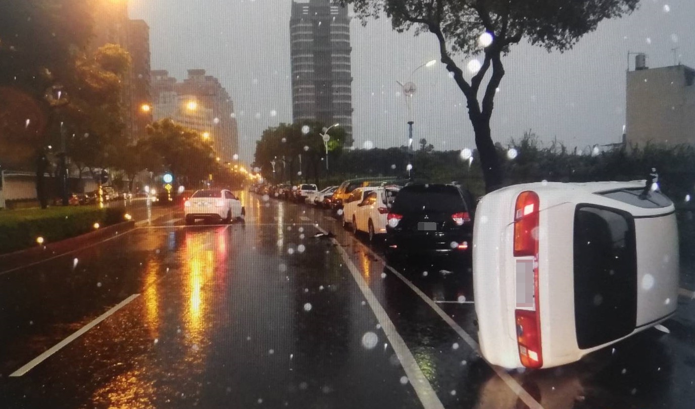 白色賓士撞上停在路邊的車輛，波及前方三輛車。（警方提供）