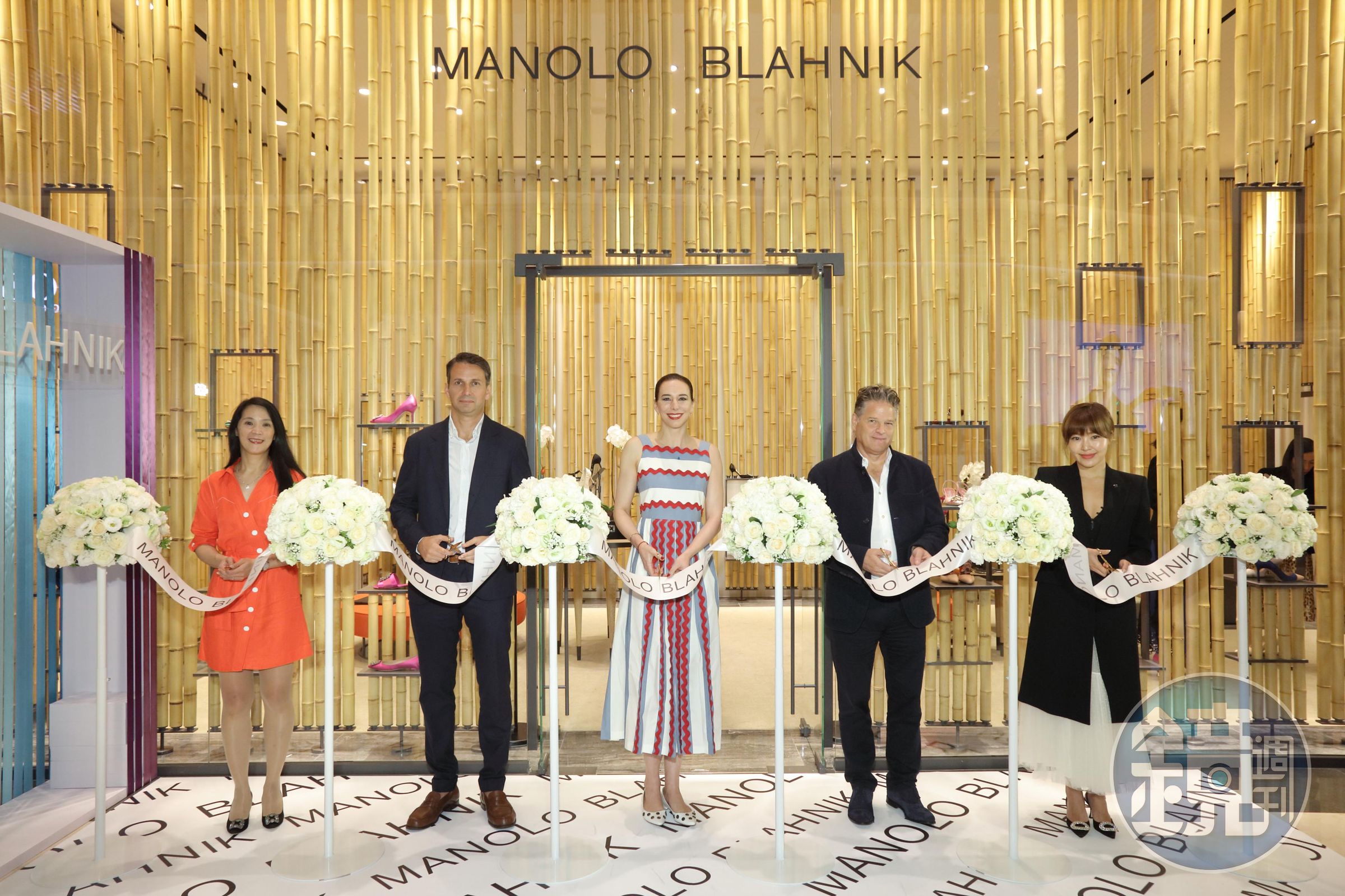 昨日Manolo Blahnik台北旗艦店開幕儀式，CEO Kristina Blahnik、微風集團策略長廖曉喬與藍鐘集團的長官一同剪綵，背後就是以竹林為概念的旗艦店。而廖曉喬腳上穿的，就是Manolo Blahnik的經典鞋款。（Bluebell提供）