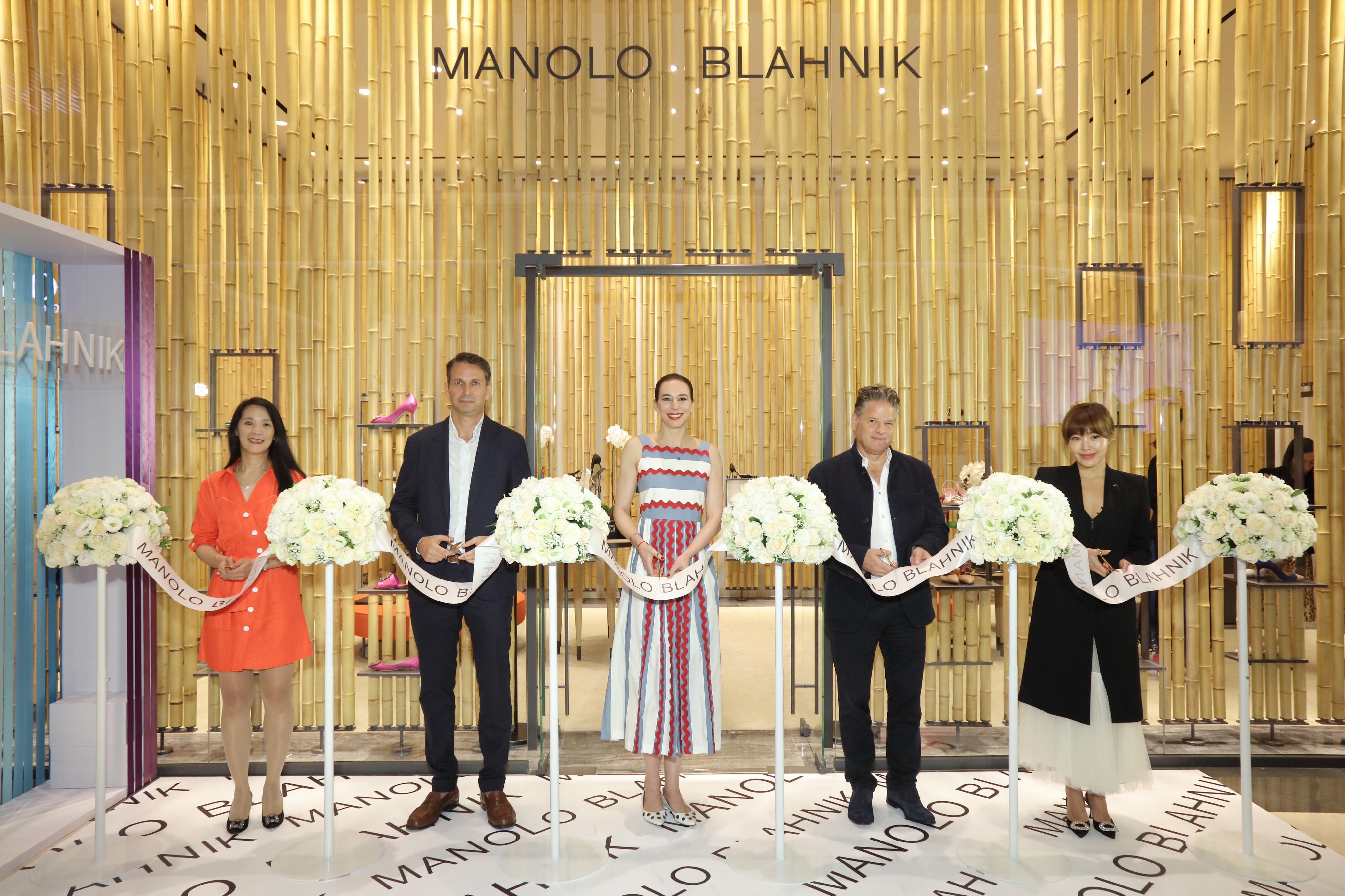 昨日Manolo Blahnik台北旗艦店開幕儀式，CEO Kristina Blahnik、微風集團策略長廖曉喬與藍鐘集團的長官一同剪綵，背後就是以竹林為概念的旗艦店。而廖曉喬腳上穿的，就是Manolo Blahnik的經典鞋款。（Bluebell提供）
