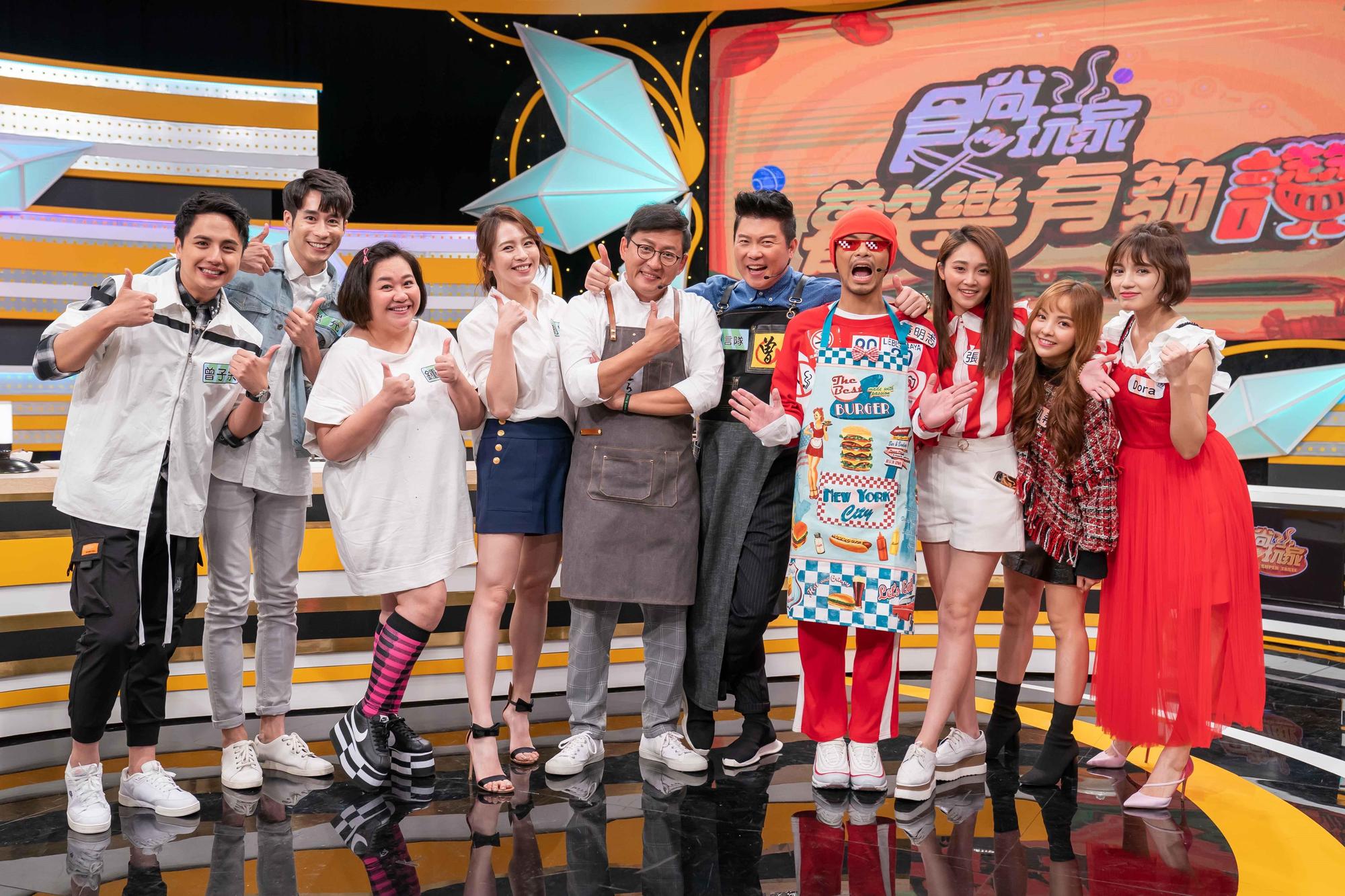 曾子余（左起）、謝允、鍾欣凌、劉品言、詹姆士、曾國城、黃明志、張文綺、徐凱希、Dora（謝雨芝）在節目上大談醫學與食物常識。（TVBS提供）