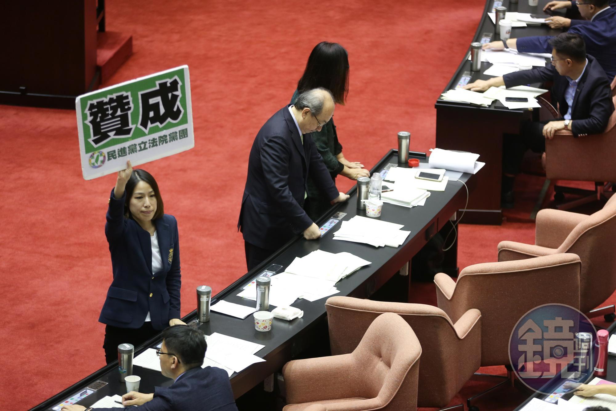 民進黨團所提出的行政院「微調版」,最後每一條都以壓倒性的過半票數闖關成功。