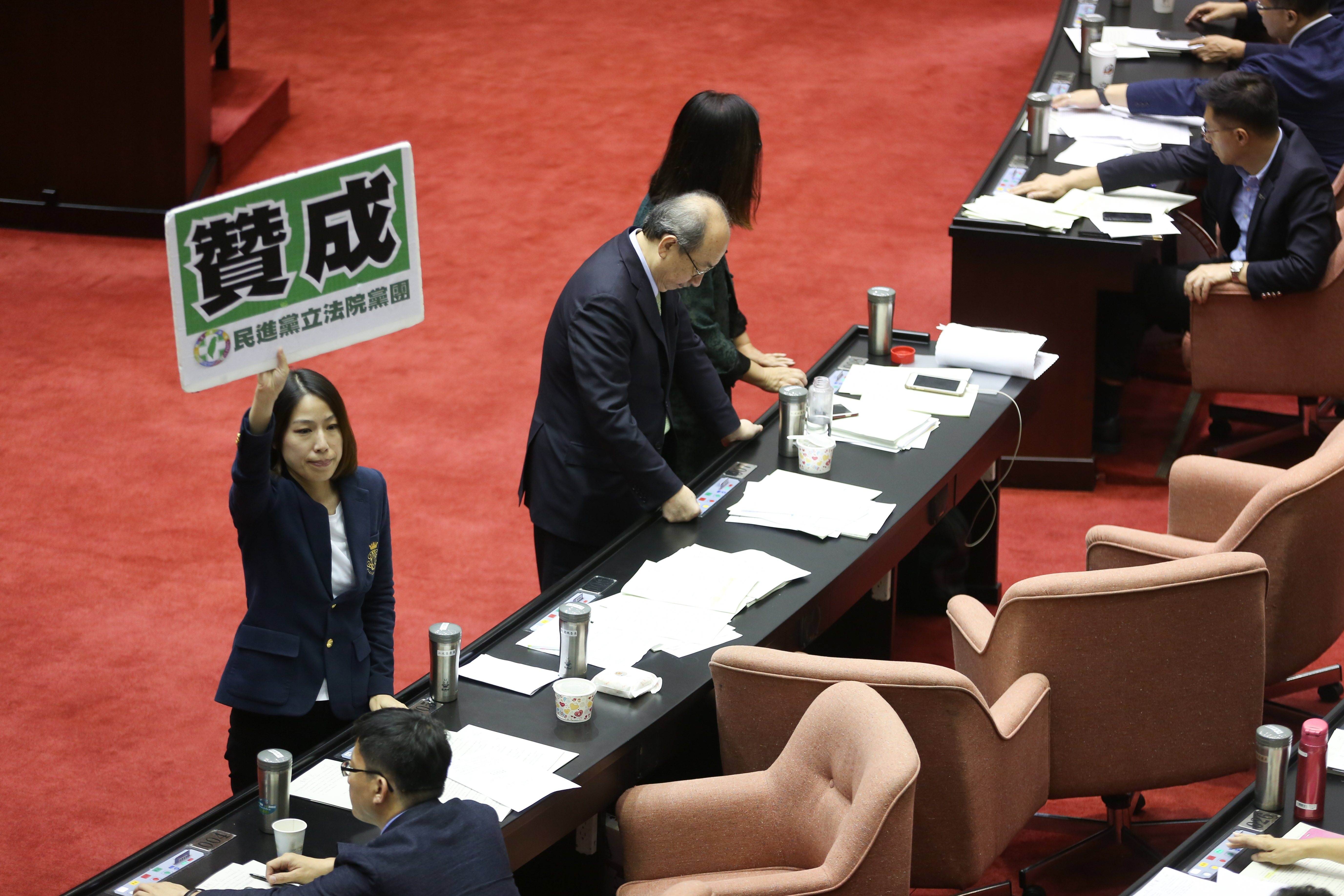 民進黨團所提出的行政院「微調版」，最後每一條都以壓倒性的過半票數闖關成功。