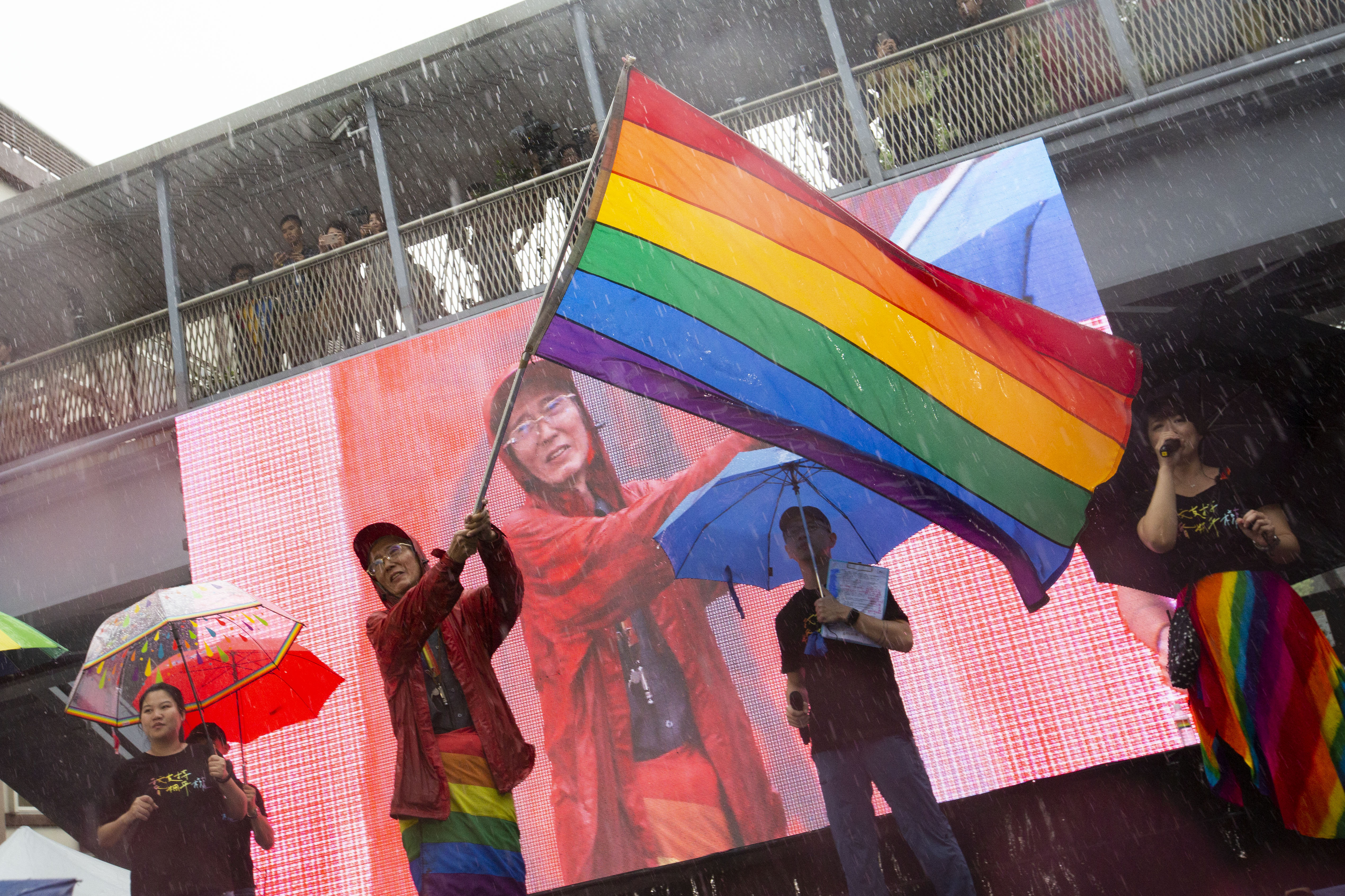同運先驅祁家威大哥在舞台上揮舞彩虹旗。