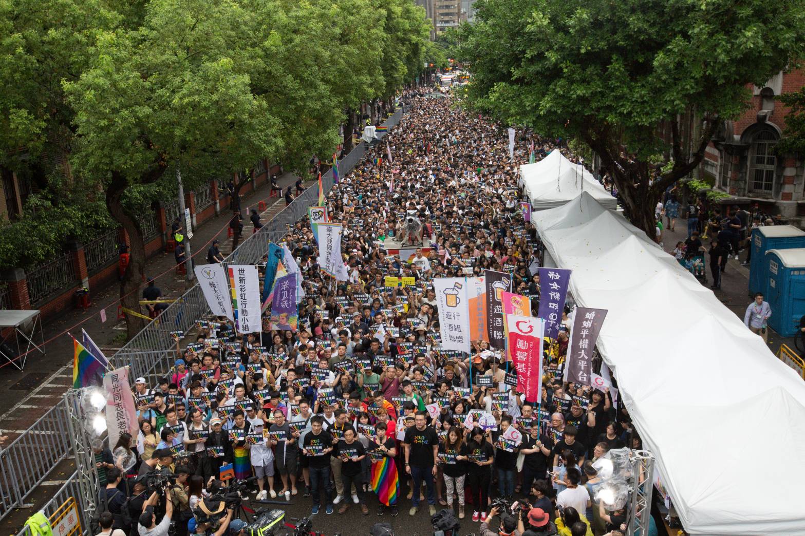 不分異性戀、同性戀，3.5萬人齊聚青島東路上支持同志婚姻專法。