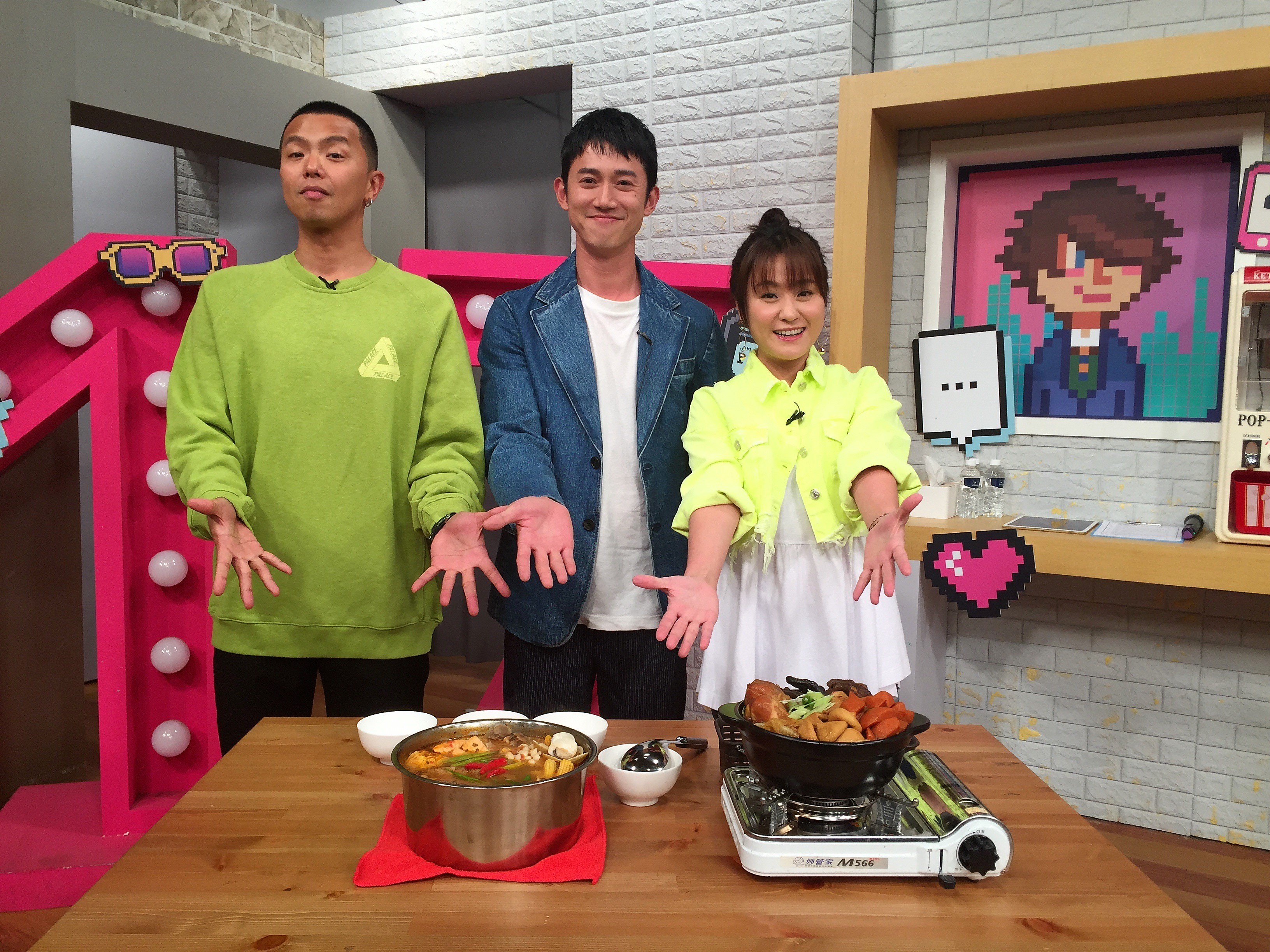 吳慷仁（中）難得上綜藝節目，與主持人黃鴻升（左）、海芬（右）節目中共享美食。（趣你的娛樂提供） 