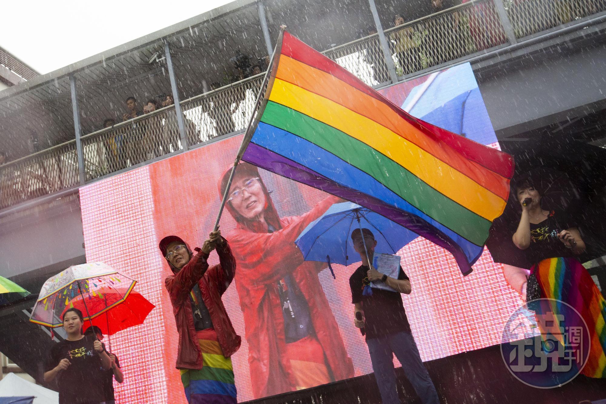 祁家威三十餘年透過各種管道,包括請願、民事訴訟、行政訴訟、聲請大法官釋憲等,爭取同婚不遺餘力,也成了同婚指標人物。