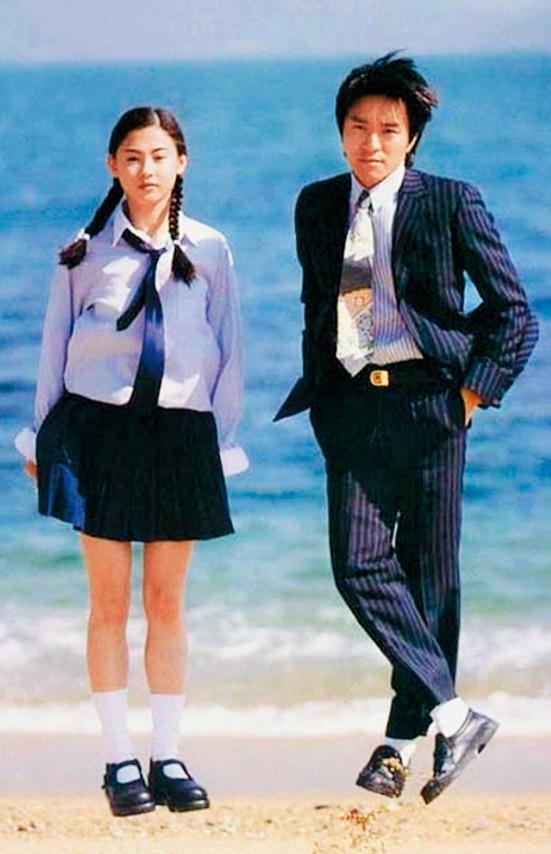20年前的《喜劇之王》膾炙人口,當年周星馳(右)剛開始嘗試導演工作,自編、自導、自演,幕前仍然帥氣,還把新人張栢芝(左)棒成了大明星。