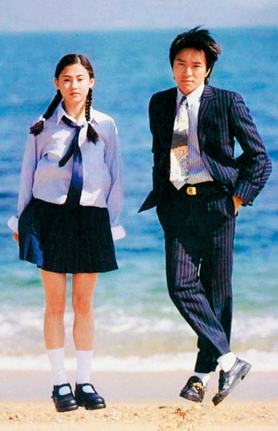 20年前的《喜劇之王》膾炙人口，當年周星馳（右）剛開始嘗試導演工作，自編、自導、自演，幕前仍然帥氣，還把新人張栢芝（左）棒成了大明星。