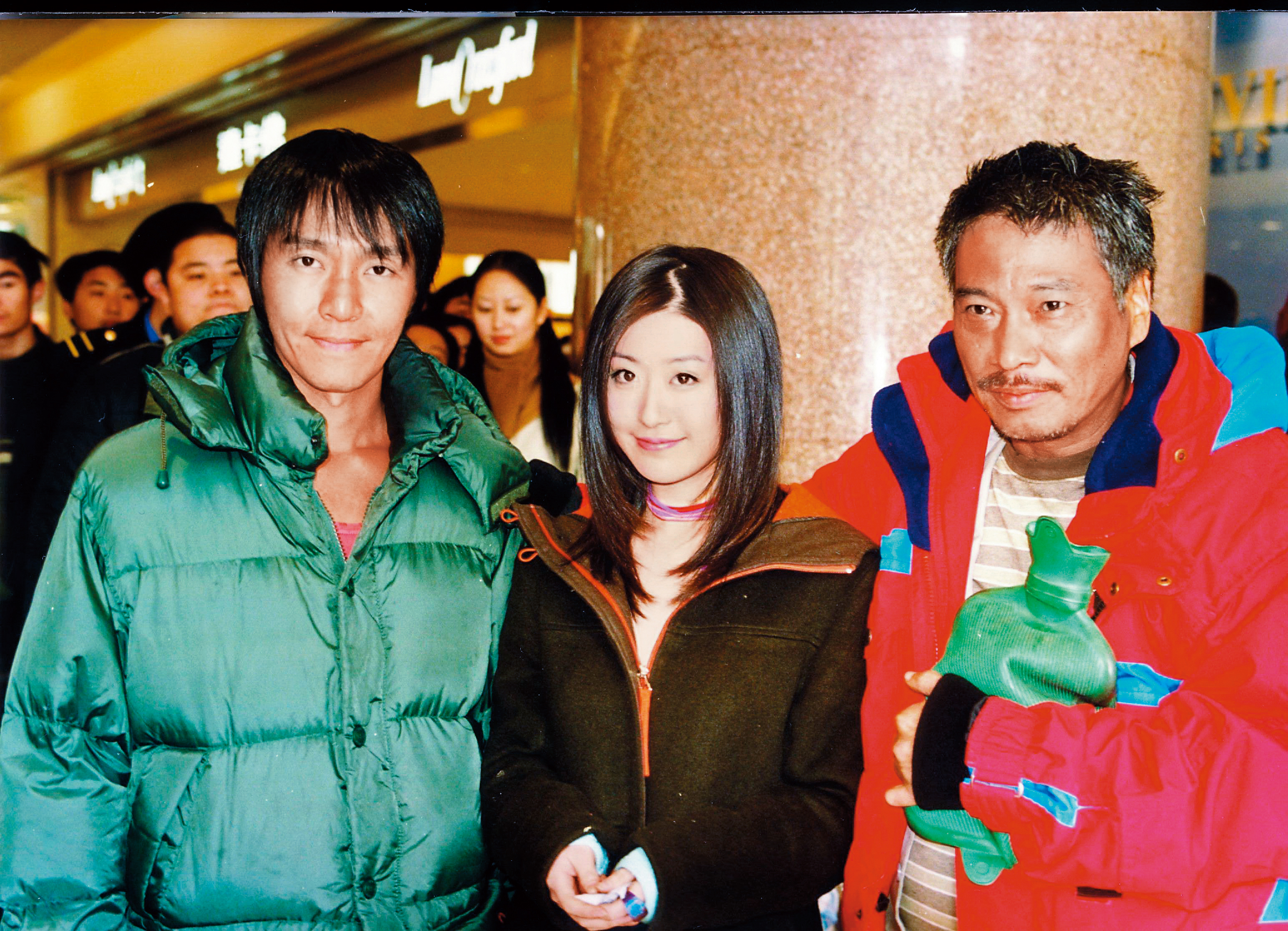 吳孟達（右）和周星馳（左）曾親如父子，如今距離愈來愈遠，有點老死不相往來感覺，中為一起合作《少林足球》的李卉。（東方IC）