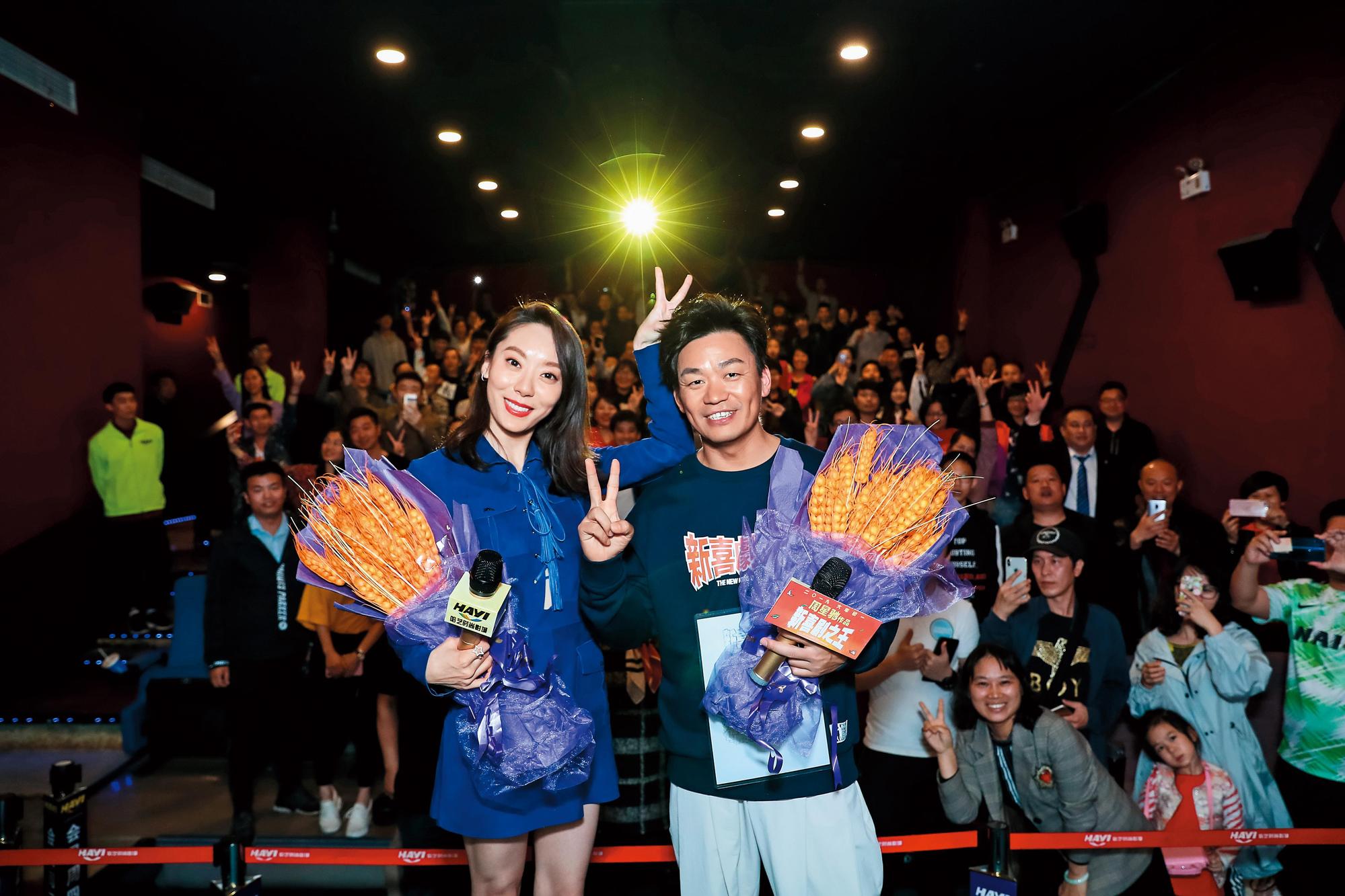 由王寶強(右)和鄂靖文(左)主演的《新喜劇之王》大陸票房人民幣6.2億元,是周星馳首部沒過10億的作品,但這部影片在網路播放收益卻比票房好,估計至少人民幣7.8億元。 (東方IC)