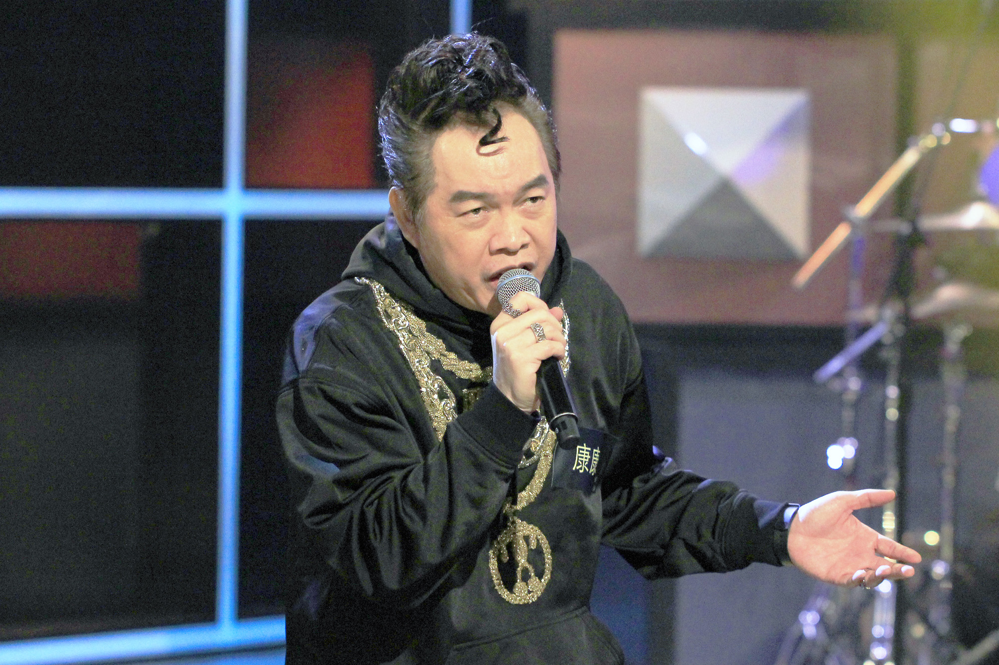 康康參加《台灣金頌》錄影，更透露當年贏得歌唱比賽冠軍的祕訣，就是「出奇制勝」。