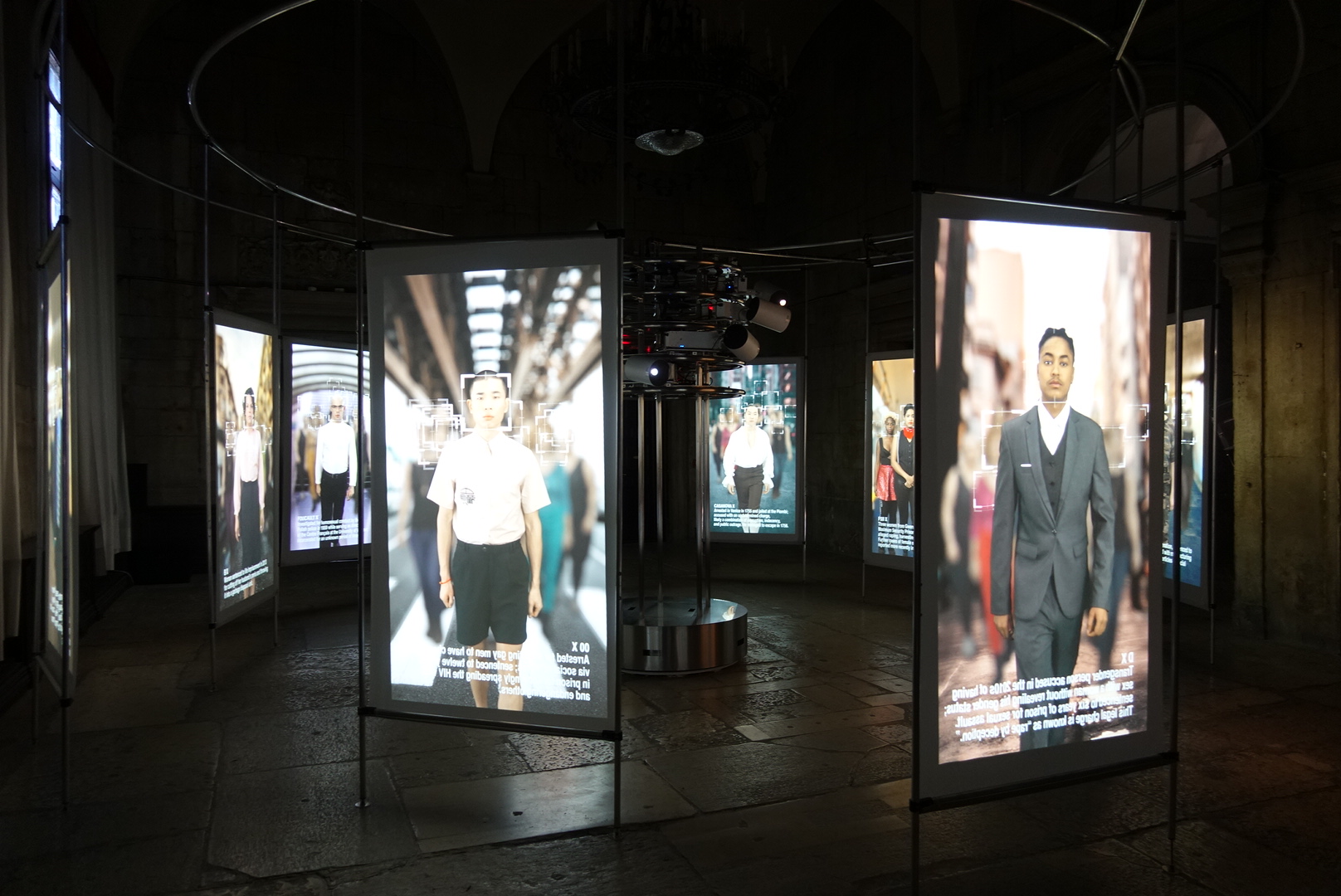 台灣館的主展場有一座擬18-19世紀最著名環景監獄的塔，過去由一個警衛監控所有在環形牢房的犯人，而囚犯不會知道他何時正在被監控。鄭淑麗反轉此權力結構，不是由高塔監視所有人，而是由高塔投射出社會的性異議者群像。