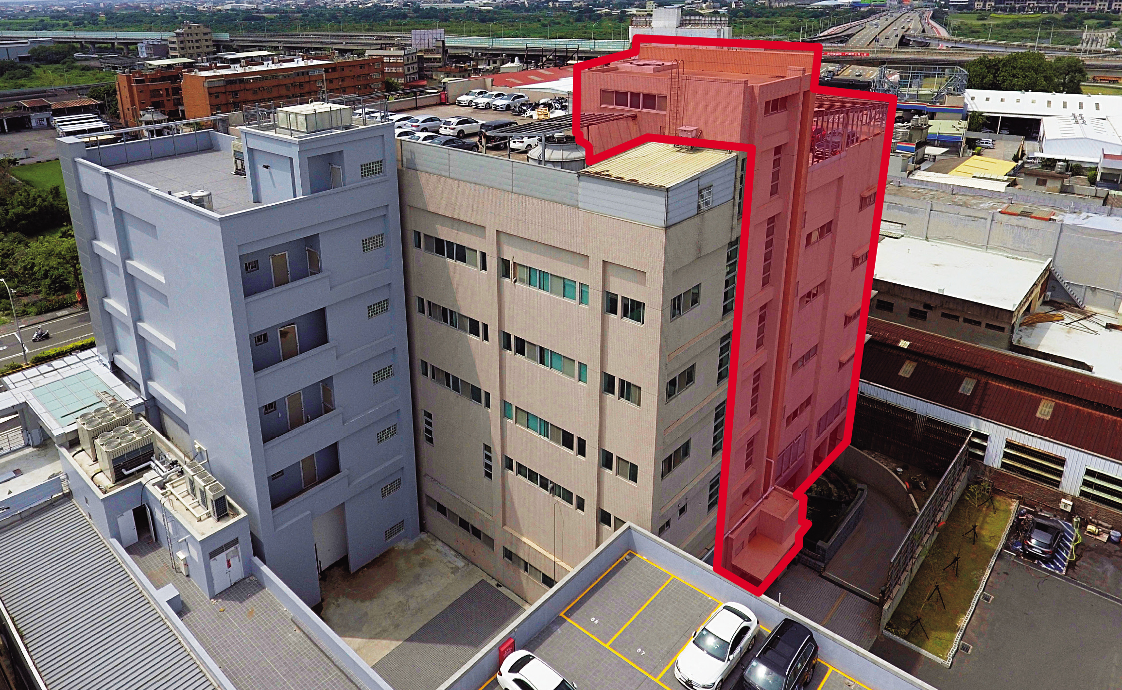 聯立賓士新竹展示中心在建物後方的違建面積高達200坪（色塊處），這塊原本只能作為汽車修理廠的用地被違法拿來賣車。