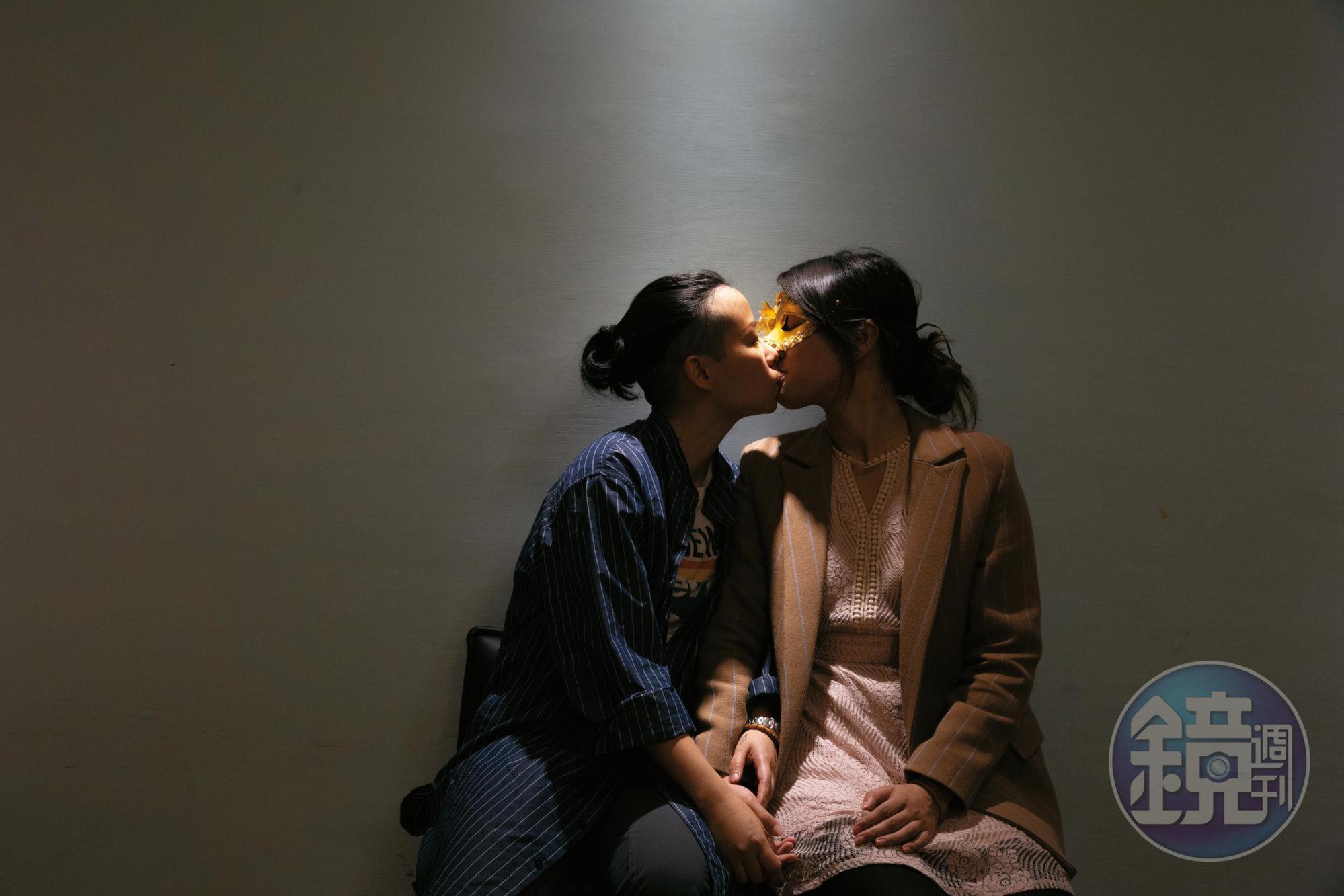 簡莉穎(左)、厭世姬(右)交往半年決定結婚,並將在5月24日同婚合法第一天登記結婚。