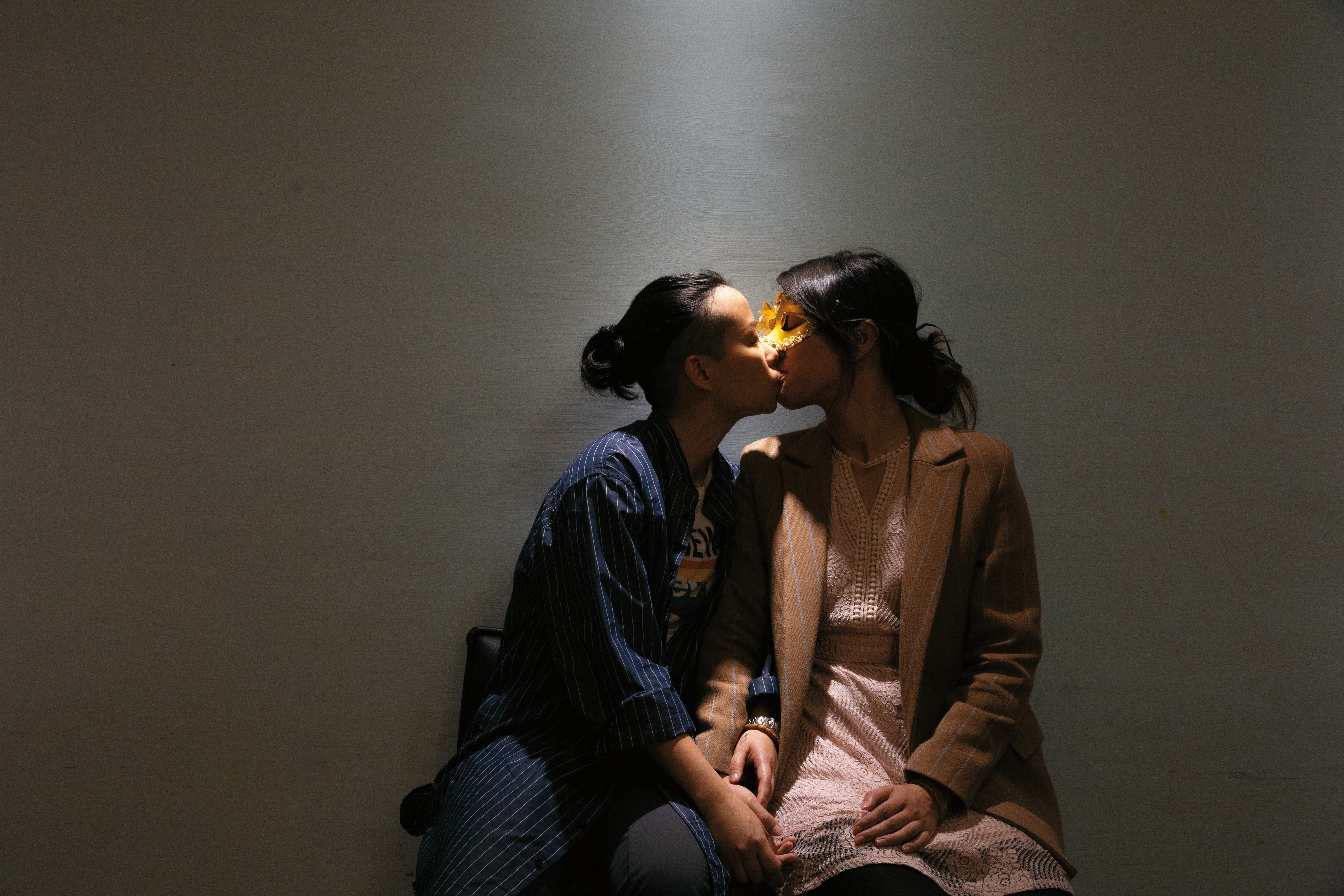 簡莉穎（左）、厭世姬（右）交往半年決定結婚，並將在5月24日同婚合法第一天登記結婚。