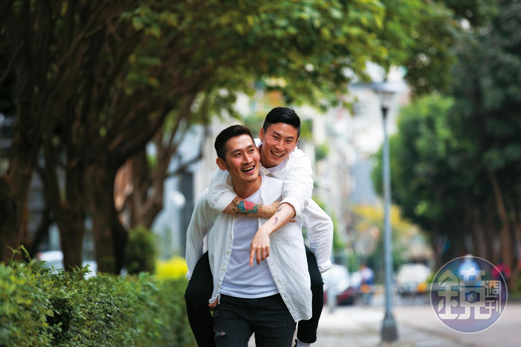 林玄（後）與袁紹銘（前）是大學同學，大一開始交往至今12年，決定結婚。