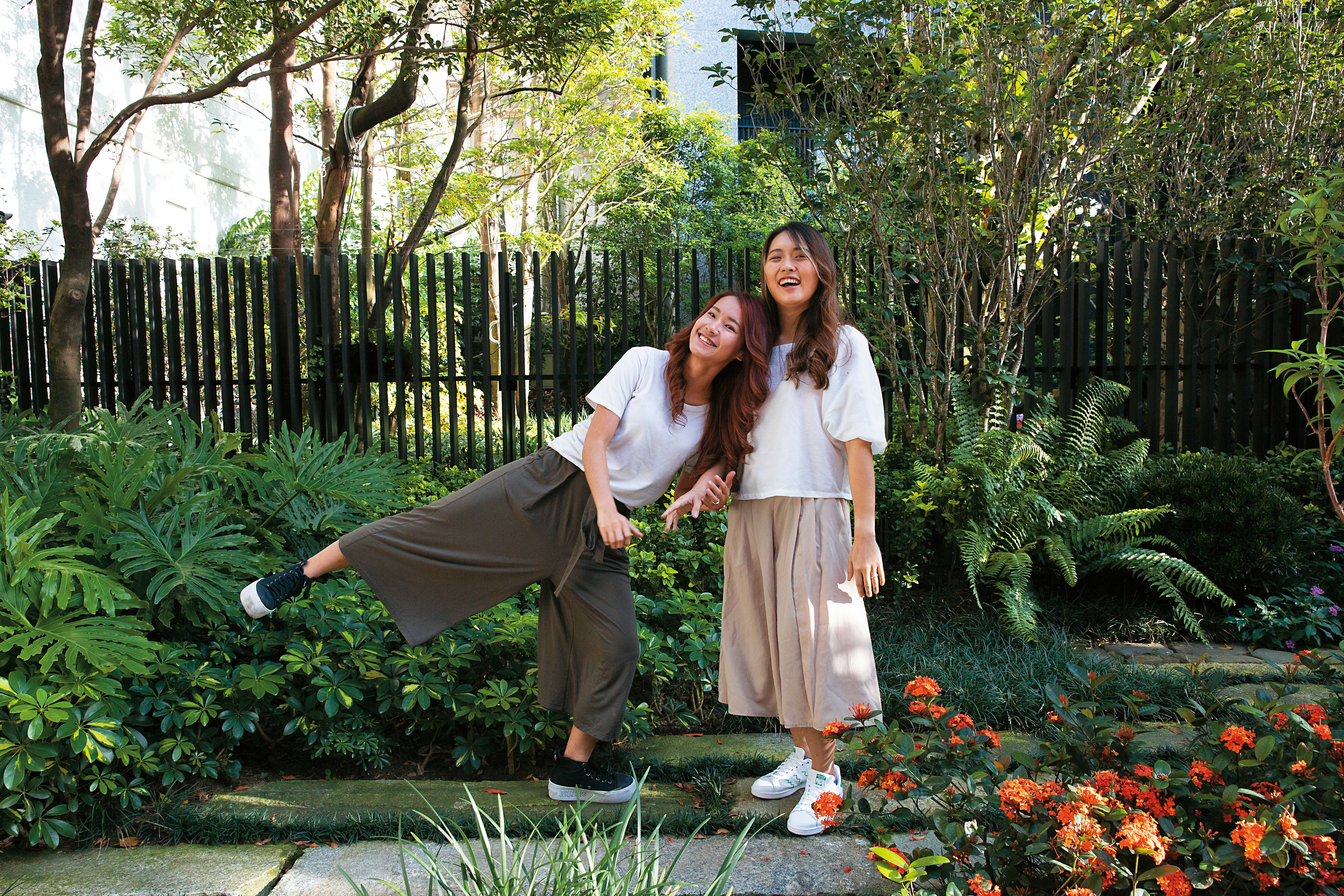 黃敏惠（左）與王妍萍（右）交往3年，前年曾公開辦婚禮，今年正式登記結婚。