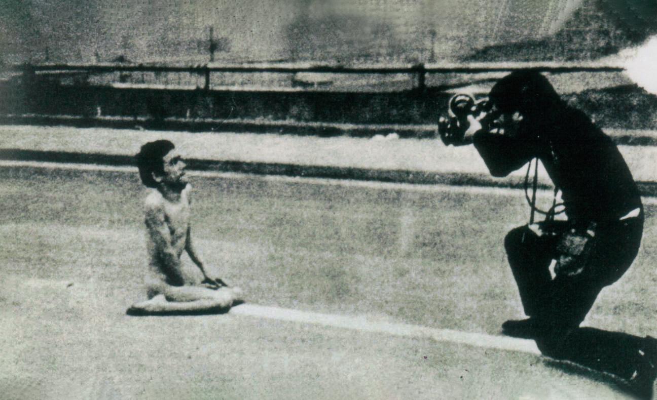 原一男(右)在1972年推出第一部紀錄片《再見CP》,他還建議腦麻者在路中央裸體以示抗議。(TIDF提供)