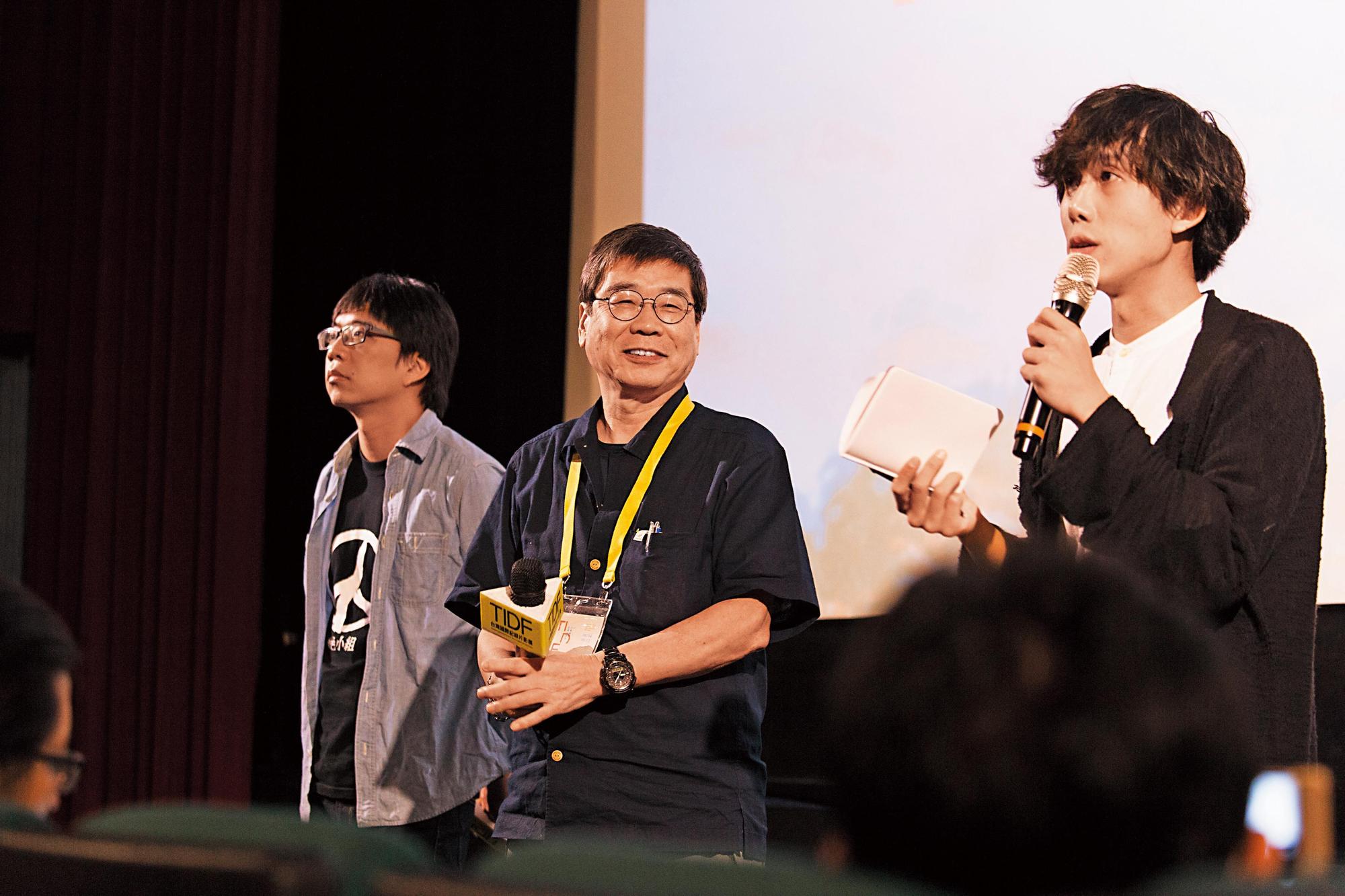 應台灣國際紀錄片影展之邀,導演原一男(中)來台與觀眾分享拍片心得。左為策展人林木材。(TIDF提供)