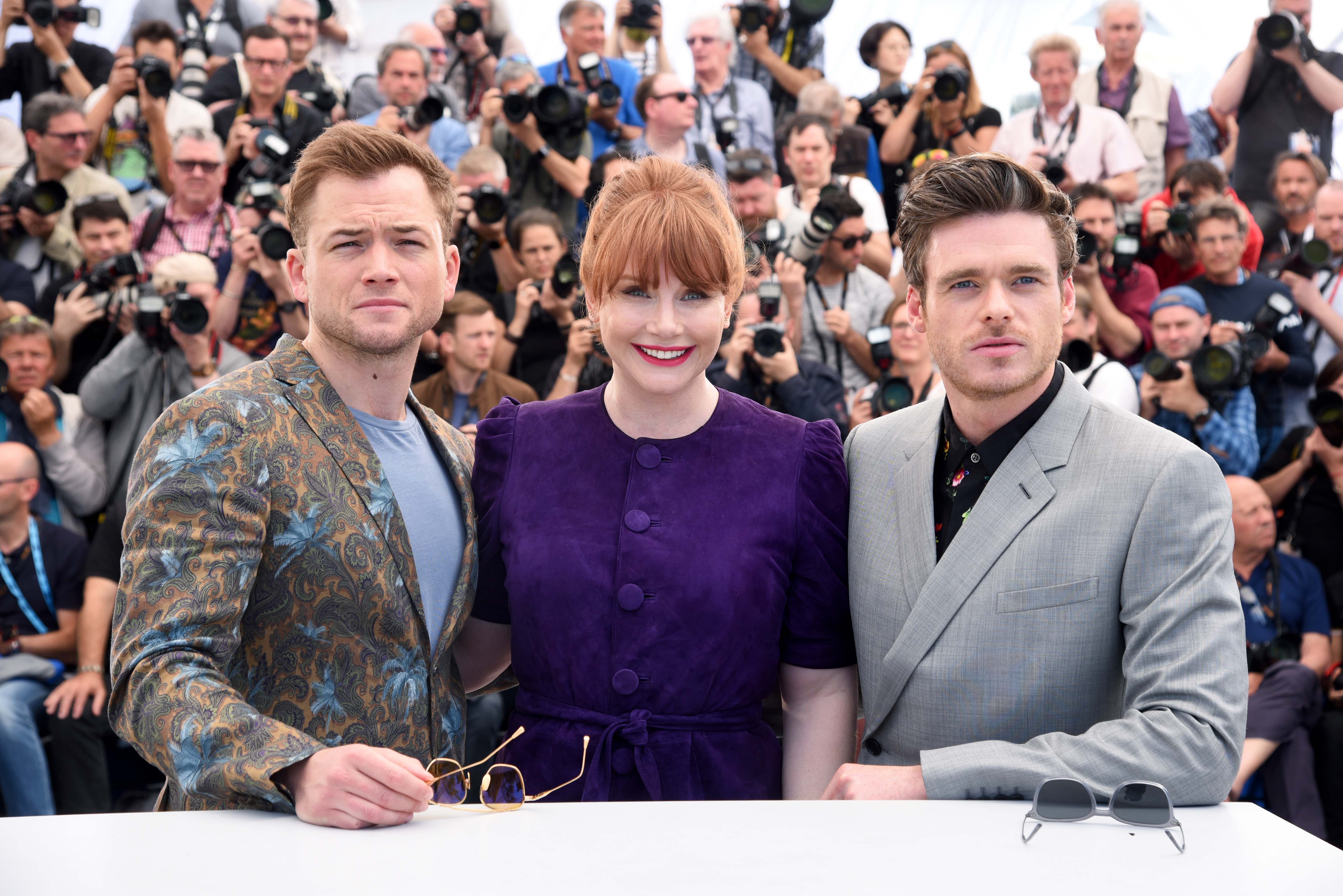 《火箭人》主角泰隆艾格頓（左起）、布萊絲達拉斯霍華、理察麥登，分別在片中扮演艾爾頓強、艾爾頓強的母親、以及經紀人約翰瑞德。（UIP提供）