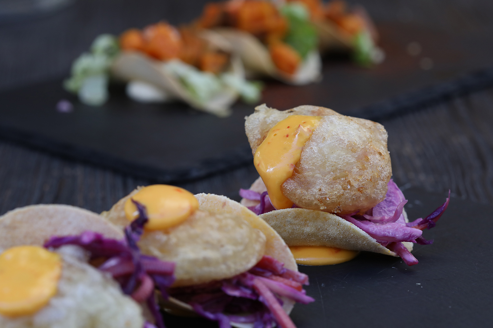 炸魚玉米餅「Finger Tacos Di Pesce」，上面還淋上辣蛋黃醬。（5歐元／份、3個，約NT$175）