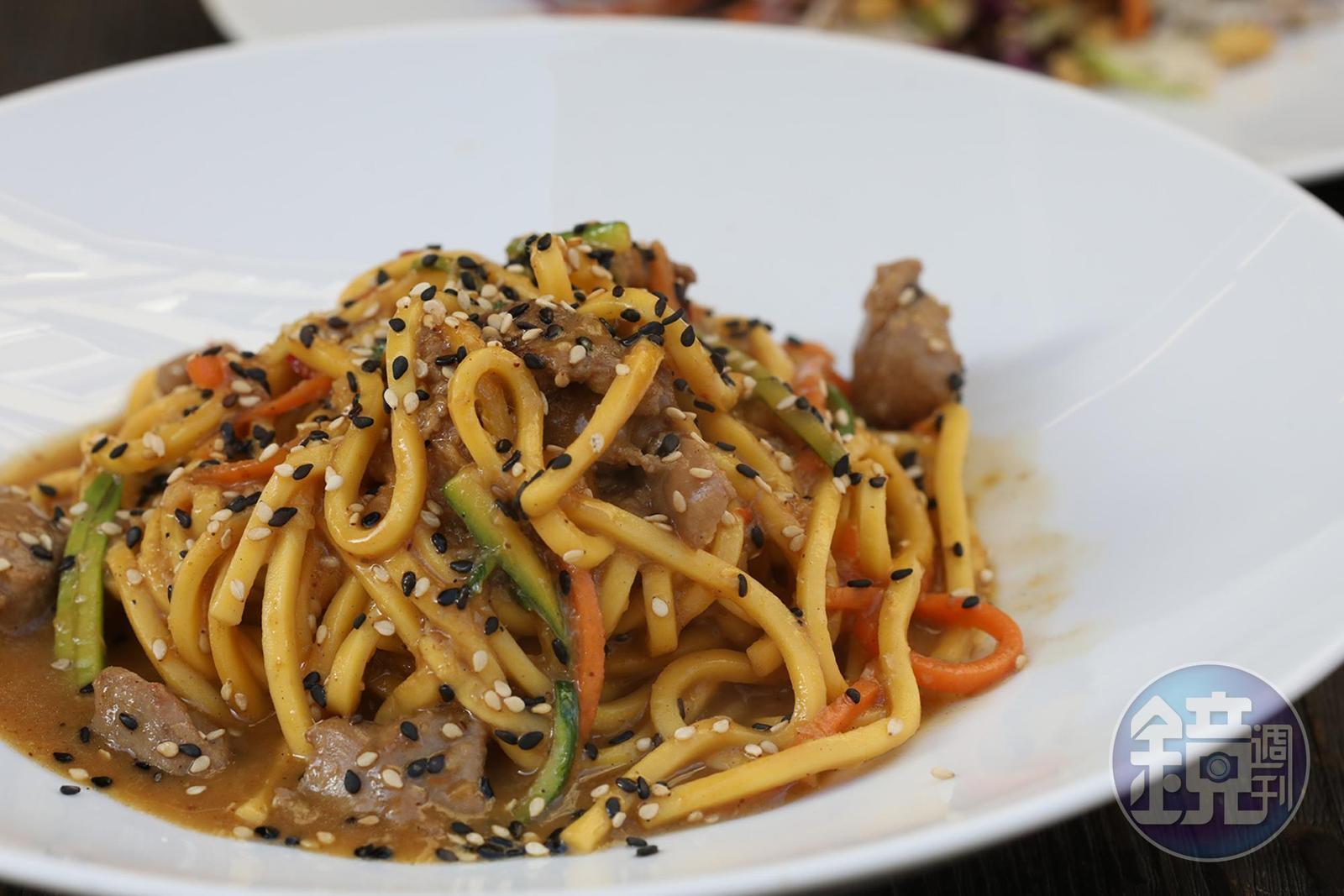 很像三杯調味的「Bigoli Anatra E Arancia」鴨肉圓粗麵,很適合點一杯口味清淡的啤酒搭配。(12歐元/份,約NT$419)