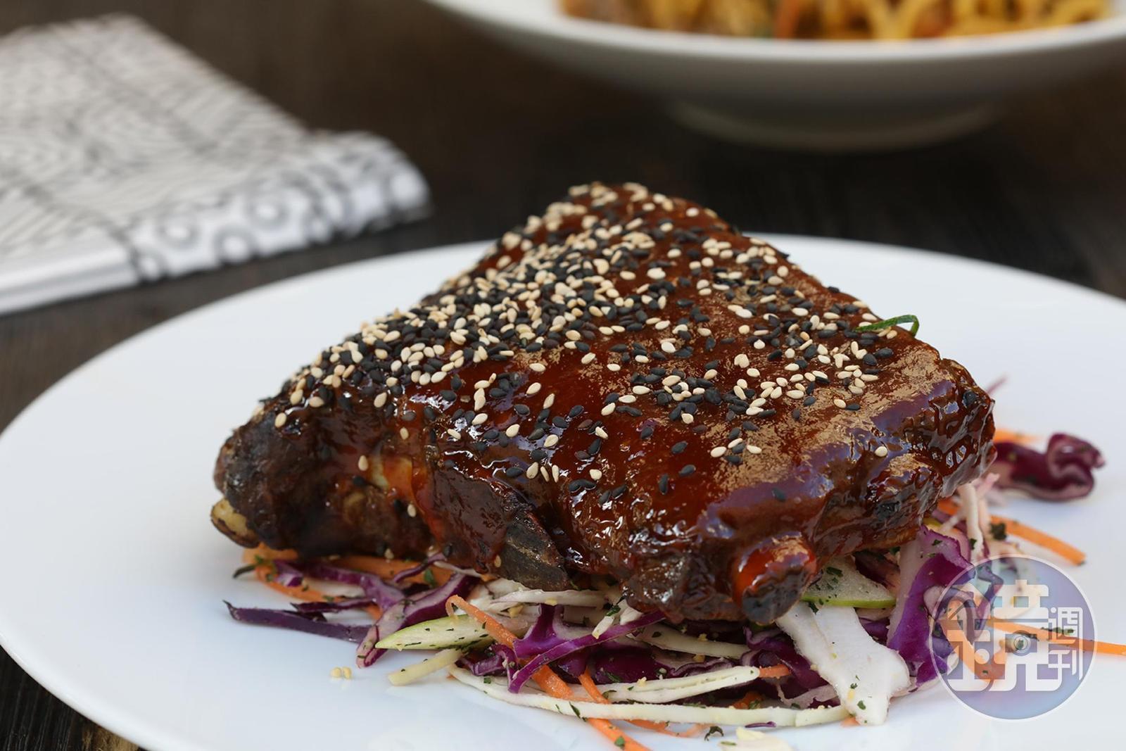 醬汁濃厚的「Costine Di Maiale Char Siu」燒烤豬肋排,肉質柔嫩不膩。(12歐元/份,約NT$419)