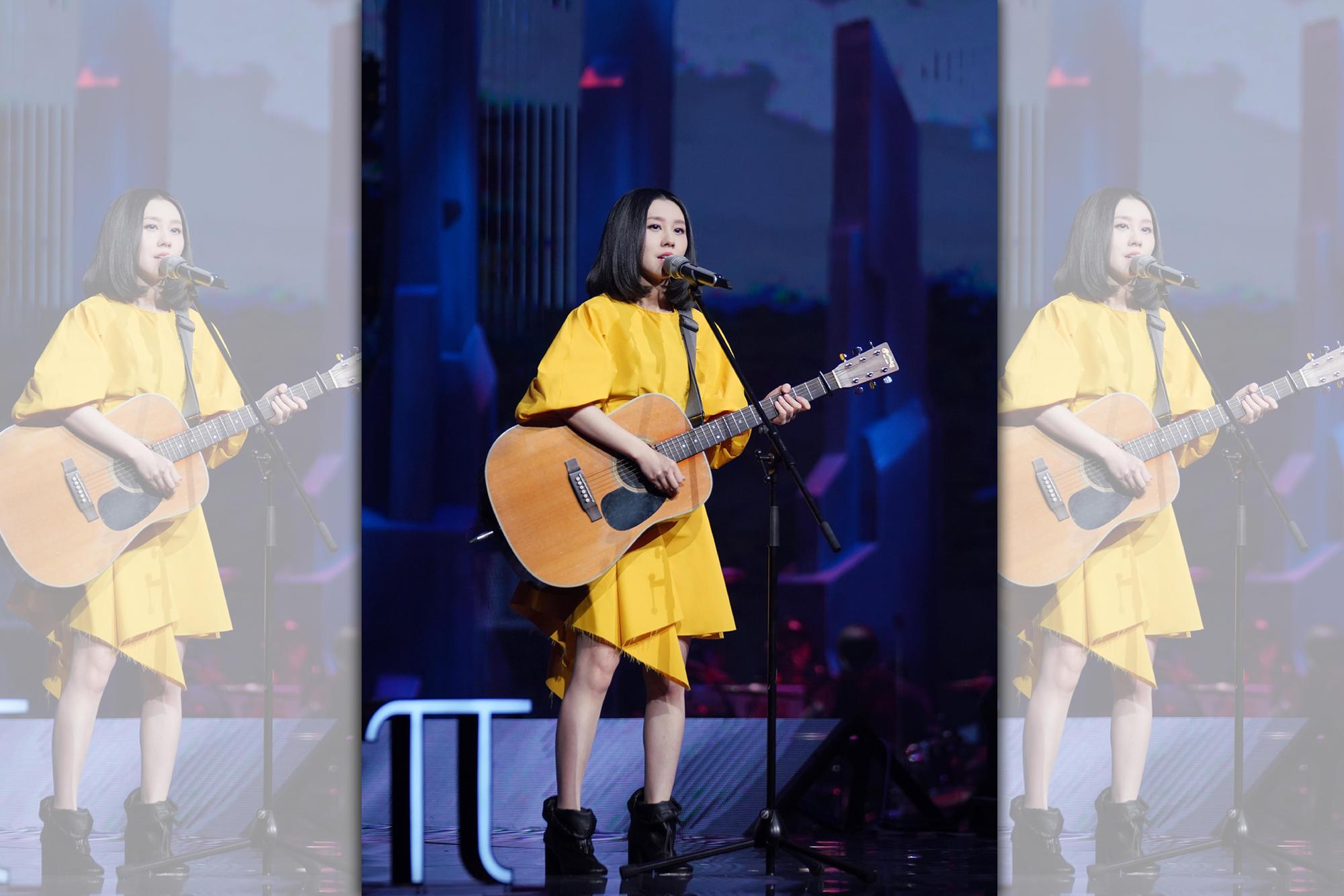 白安首登中國綜藝節目《我是唱作人》，自彈自唱詮釋歌曲。（相信音樂提供）