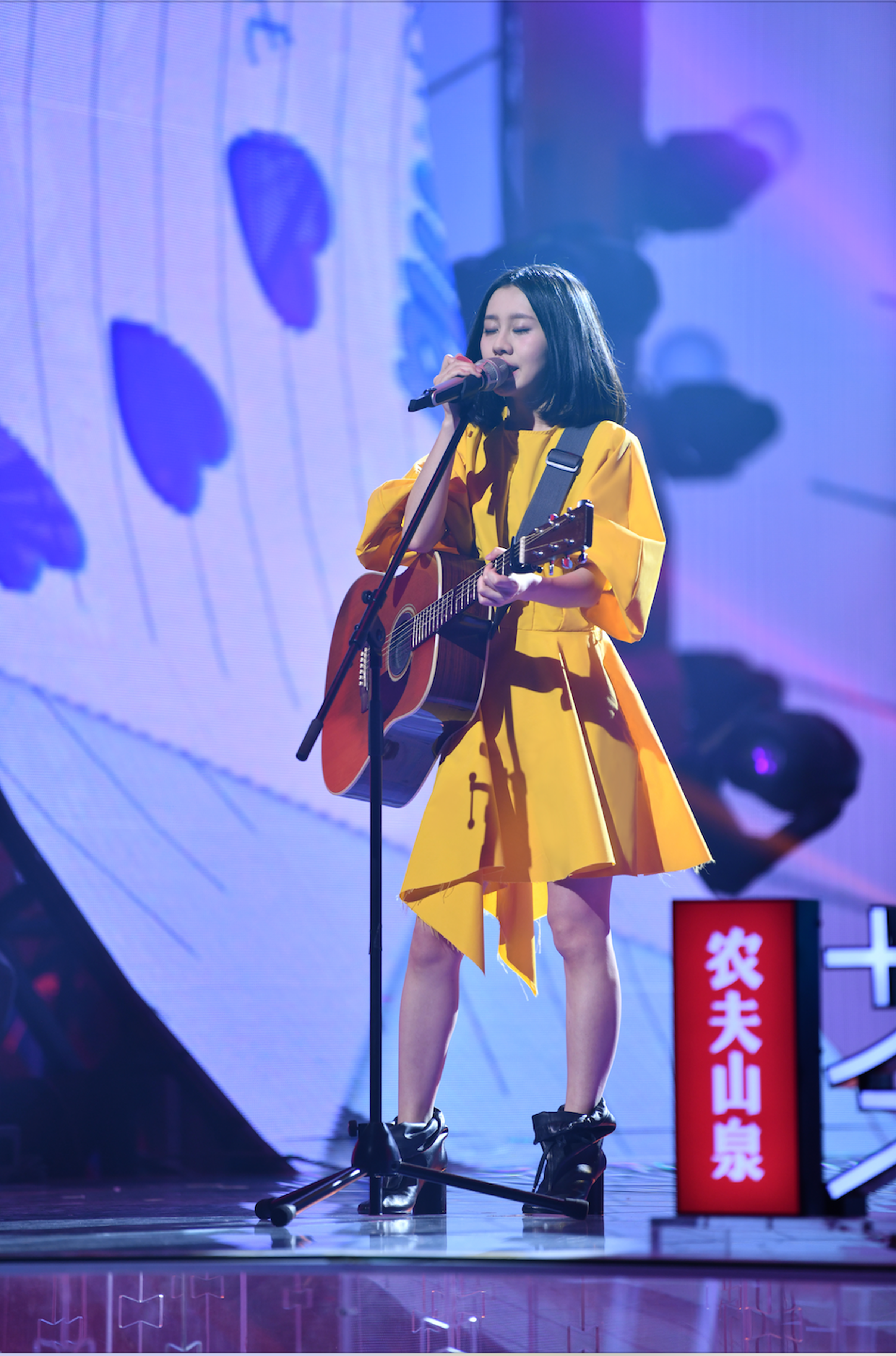白安選唱〈就讓我像個孩子一樣〉，表達對孩童時代天真純粹的喜愛和嚮往。（相信音樂提供）