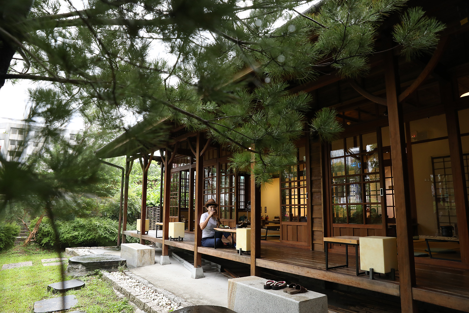 坐在「八拾捌茶輪番所」後院飲茶，欣賞松濤景致，別有一番日式風情。