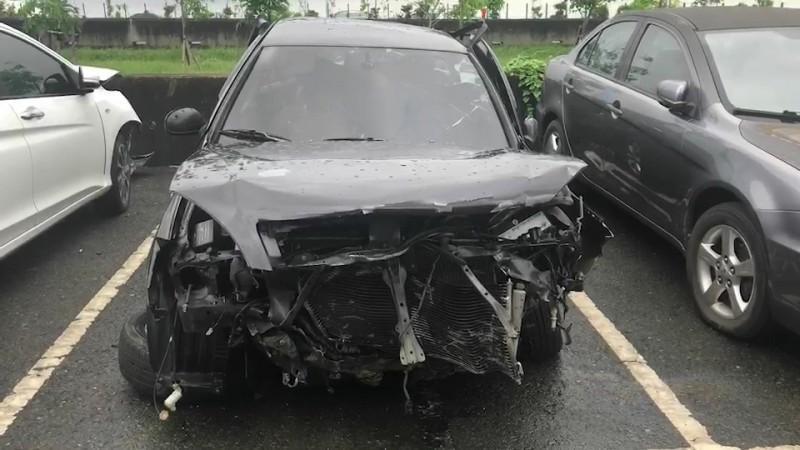 劉女的轎車撞上高速公路護欄，造成後方兩車連續追撞，其車頭嚴重毀損。（警方提供）