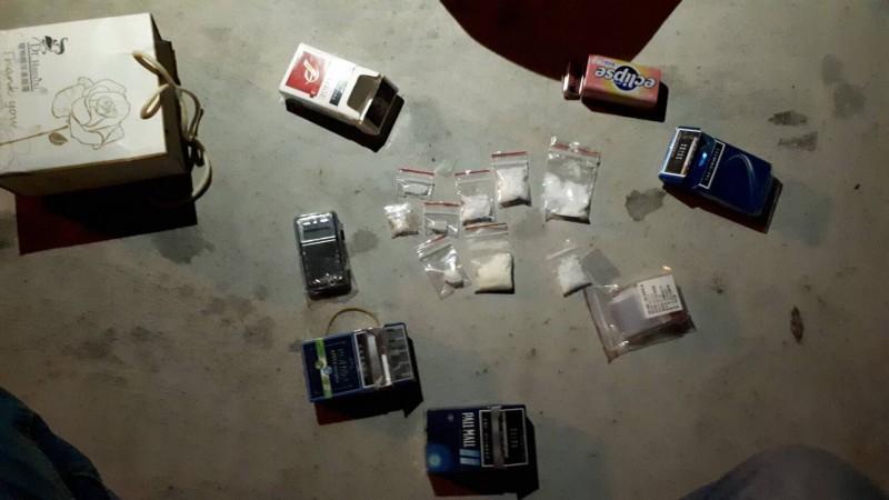 警方當場在張姓司機的紙袋裡，查扣一堆安毒。（警方提供）