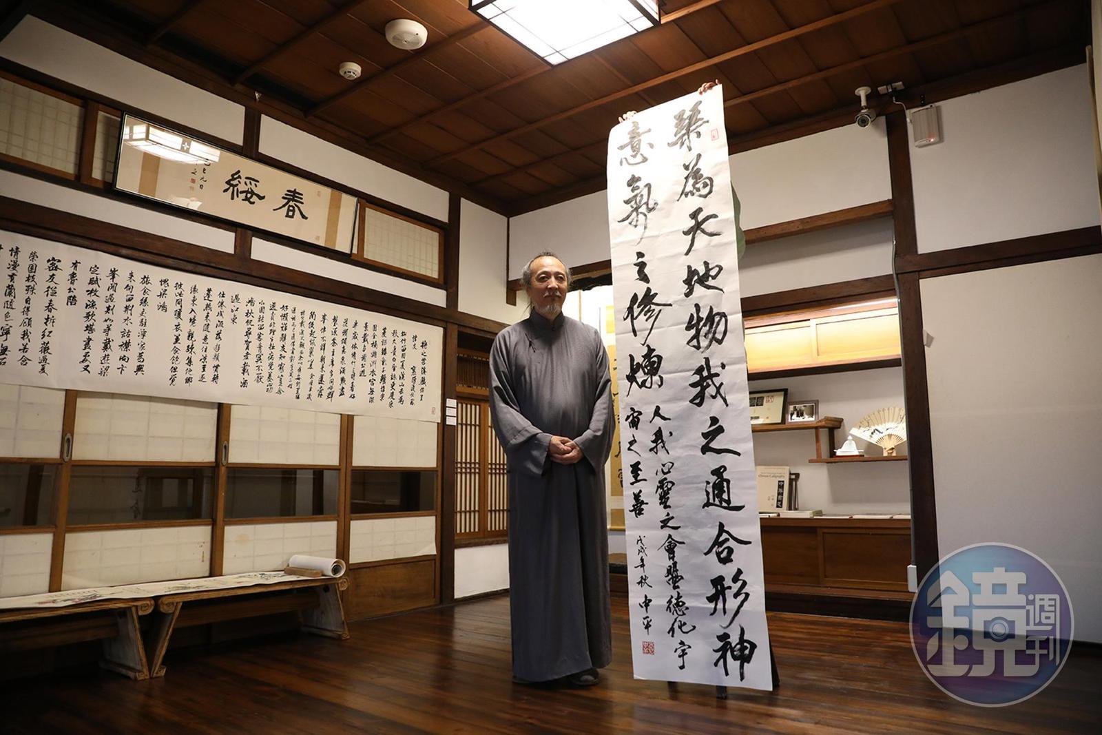 「臺北琴道館長」袁中平常於課程中親自教授學生寫字,他本人也是館中的一道風景。