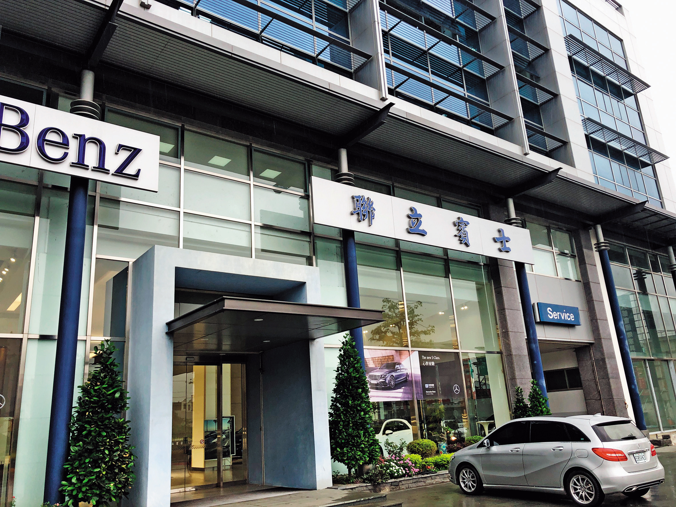 5層樓高的聯立賓士新竹展示中心外觀氣派，週末賞車、購車人潮不斷。
