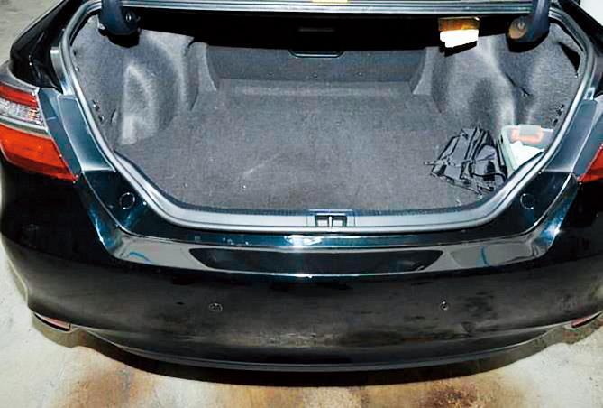 白牌車司機許嫌殺害郭婦後,用棉被裹屍藏於後車廂,並若無其事地繼續載客。 (警方提供)