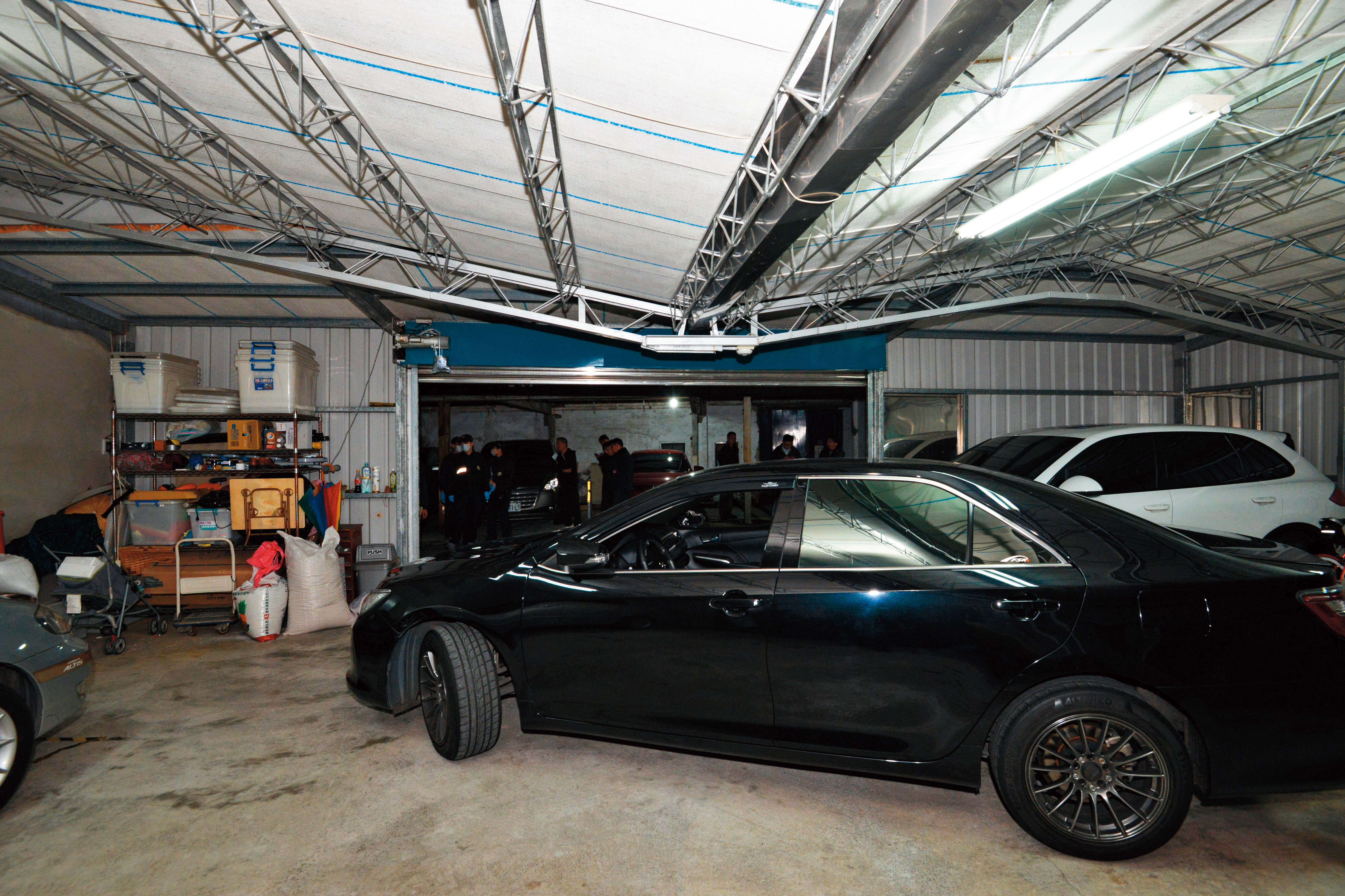 警方對棄屍車輛進行採證時，車庫燈光一度暗了十秒鐘。（警方提供）