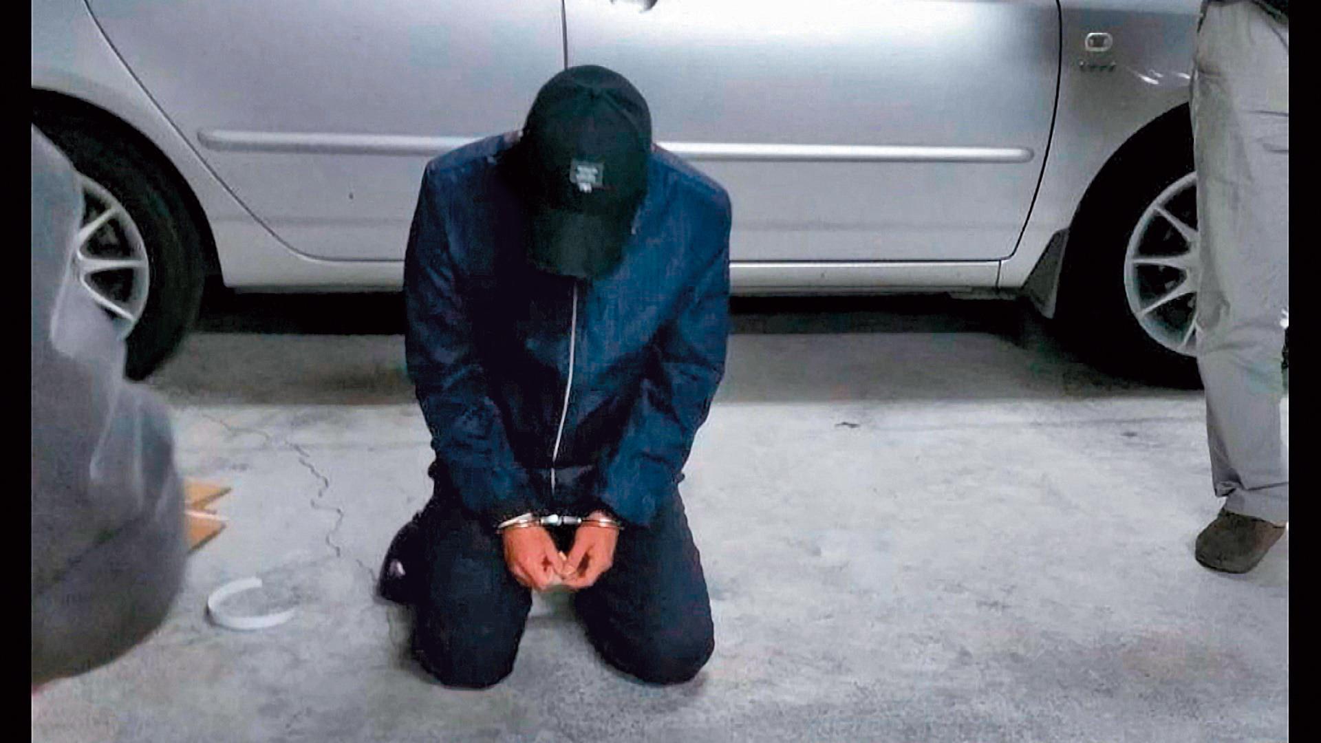 凶嫌許志明被警方帶至命案第一現場的車庫後,見警掀開後車廂,立即癱軟下跪。(警方提供)