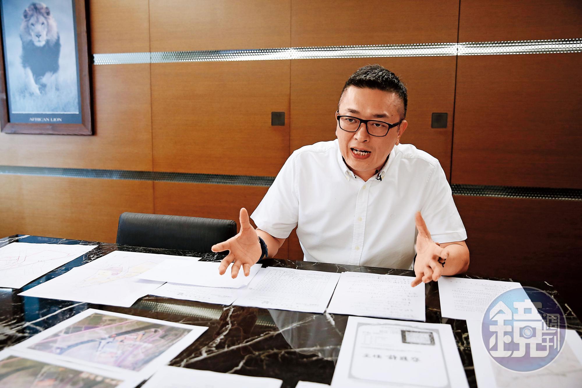 受地主委託討地的施定遠(圖)攤出相關文件,指控梁牧養霸地不還。