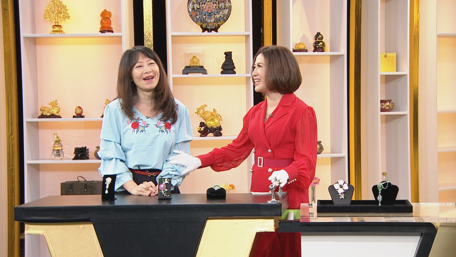 前主播蕭裔芬（左）在《大尋寶家》透露當年勇敢建議郭台銘可以做雷射除斑手術，讓主持人陳斐娟很驚訝。（JET綜合台提供）