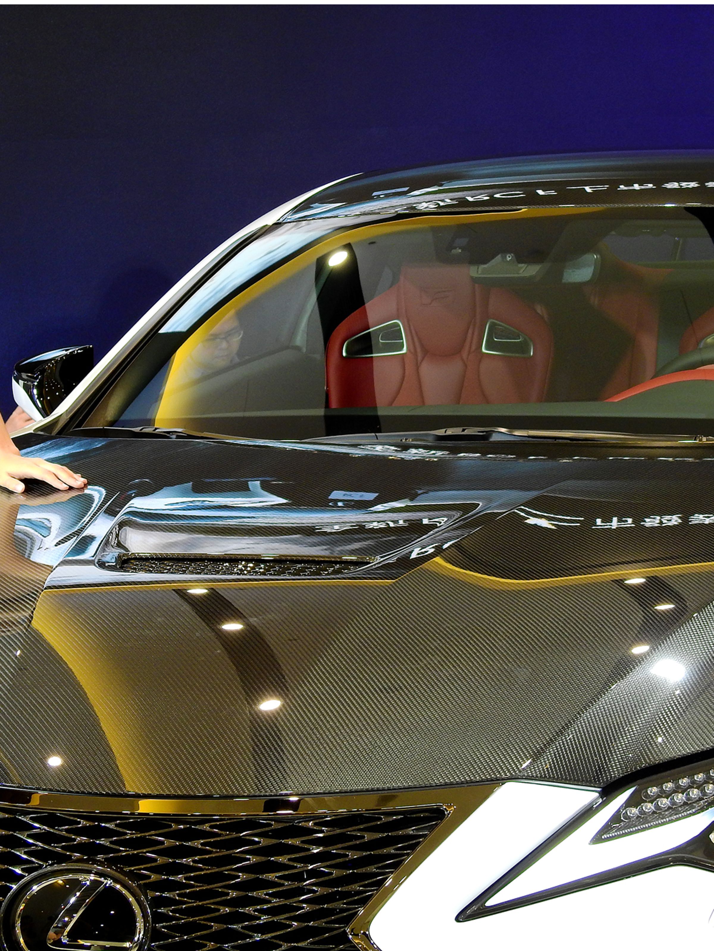 RC F Track Edition所使用的碳纖維引擎蓋。