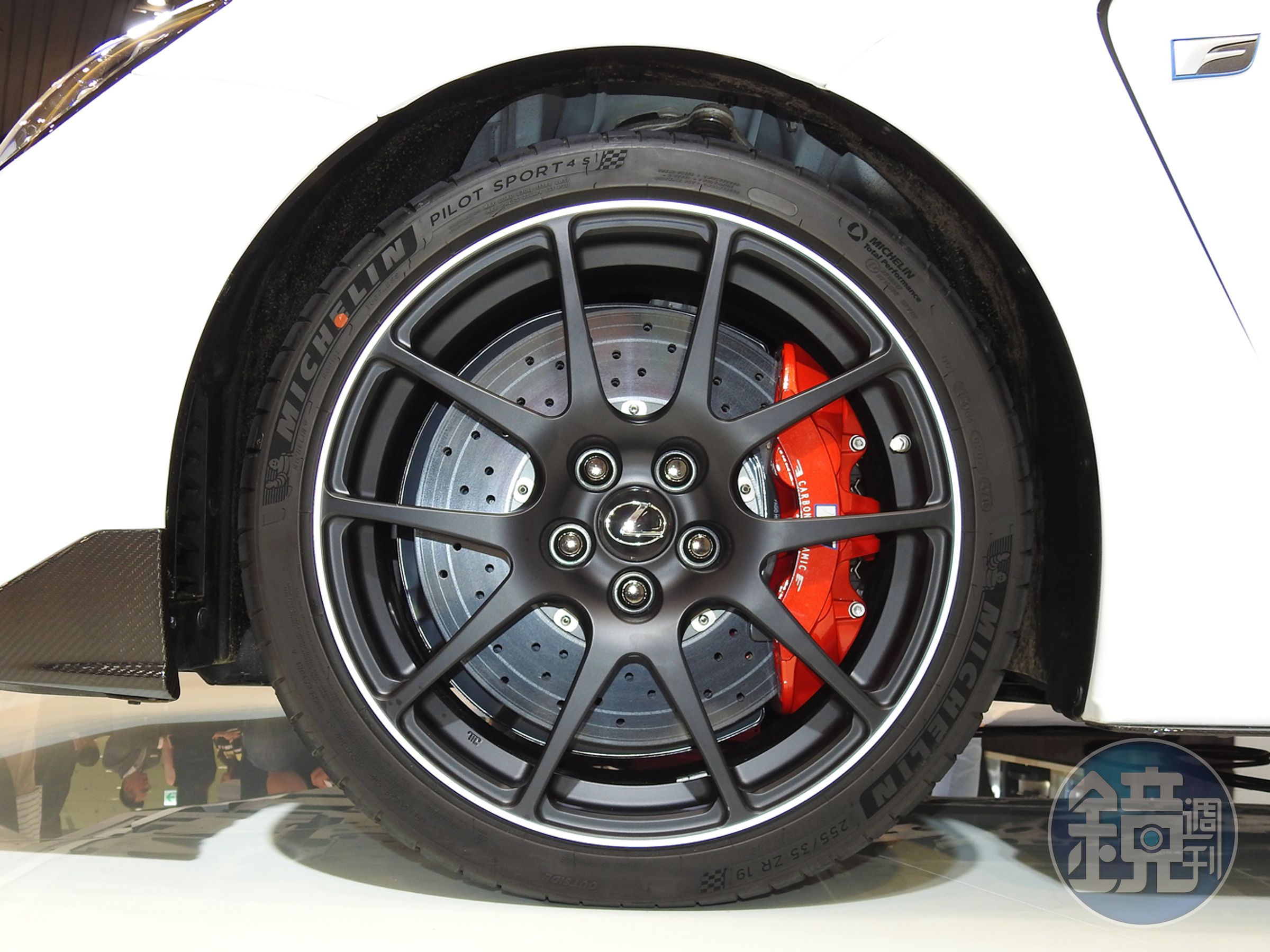 RC F Track Edition搭載BBS超輕量19吋鍛造鋁圈，搭配Brembo CARBON CERAMIC 陶瓷碳纖維煞車系統。