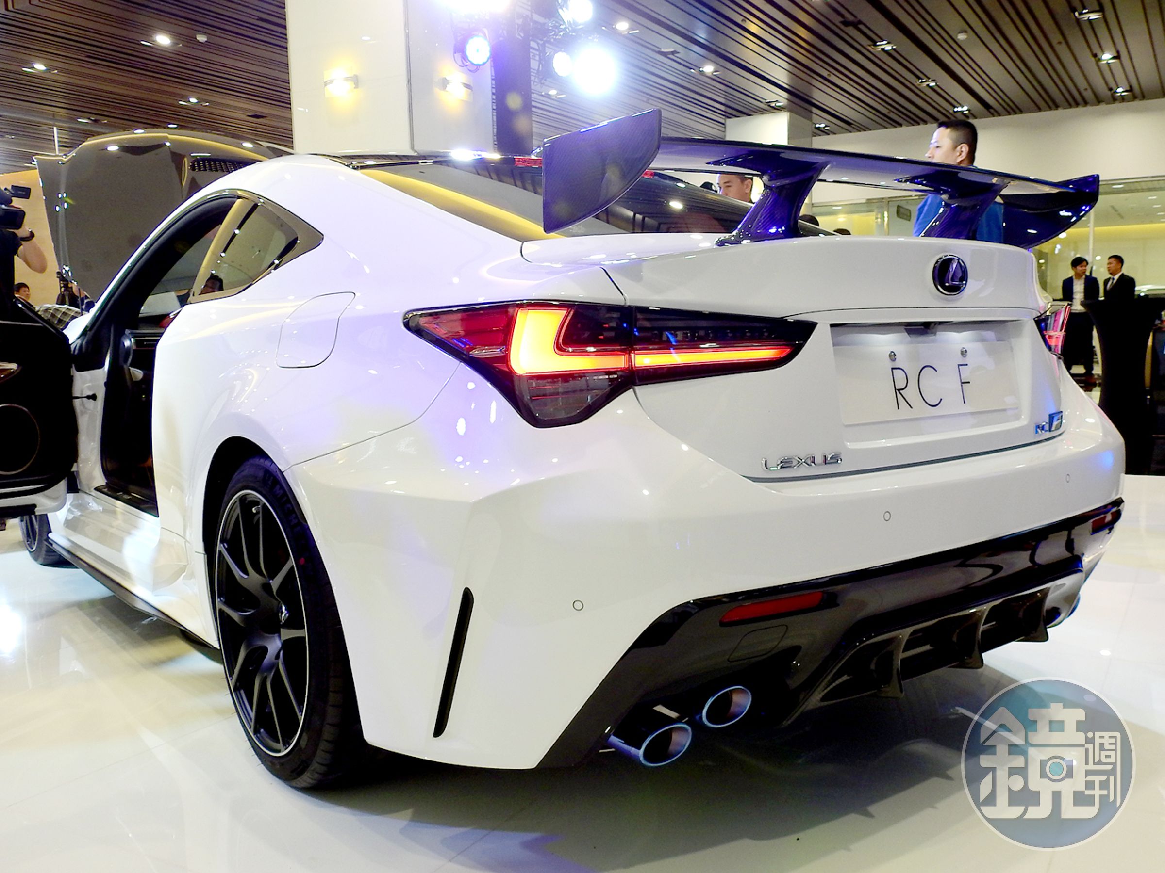 RC F Track Edition車尾特寫，請注意原廠碳纖維材質尾翼。
