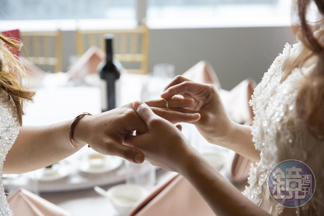 黃敏惠為王妍萍戴上結婚戒指，象徵一生的承諾。
