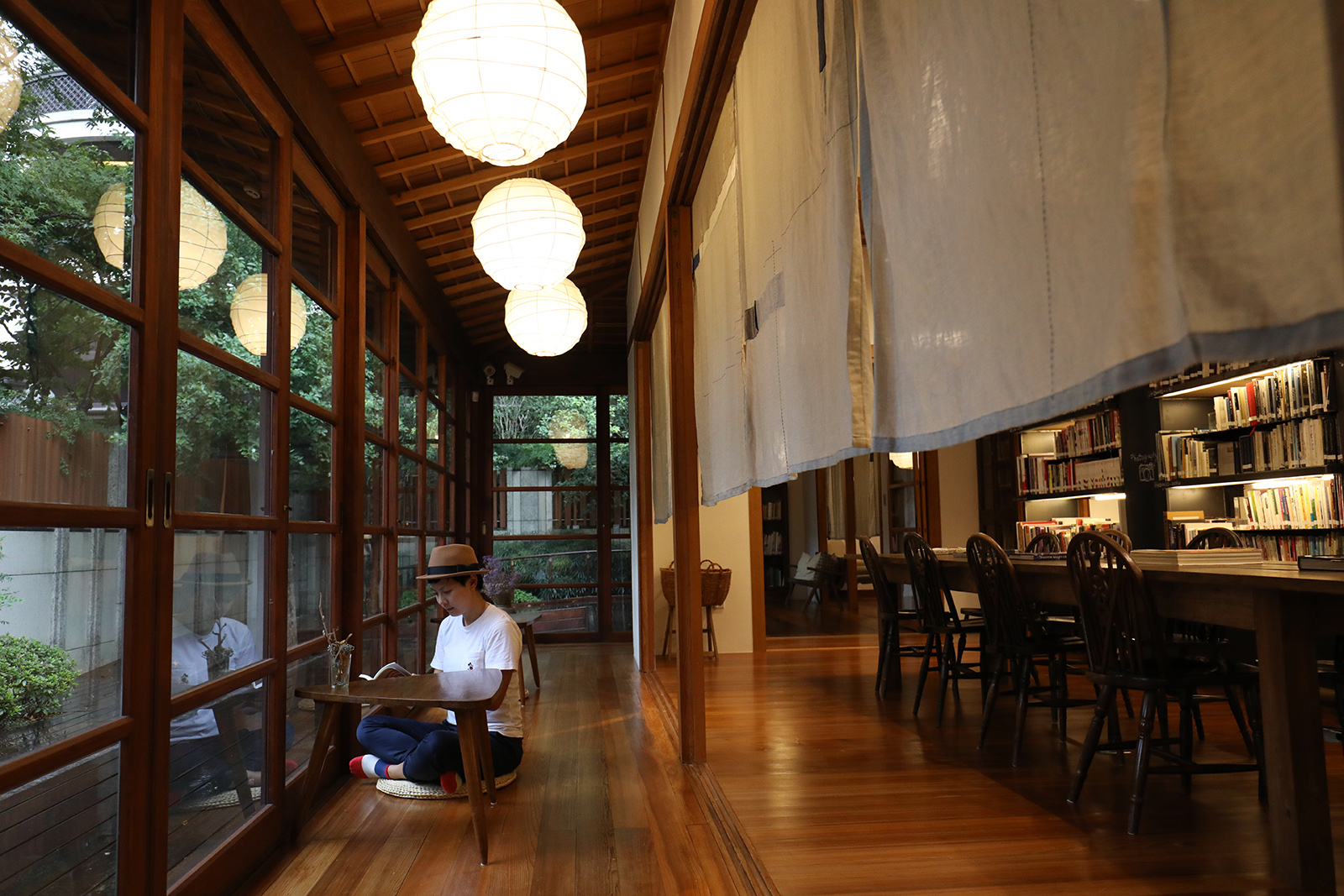 坐在「文房」窗前的走廊上看書，放眼戶外風景宜人。