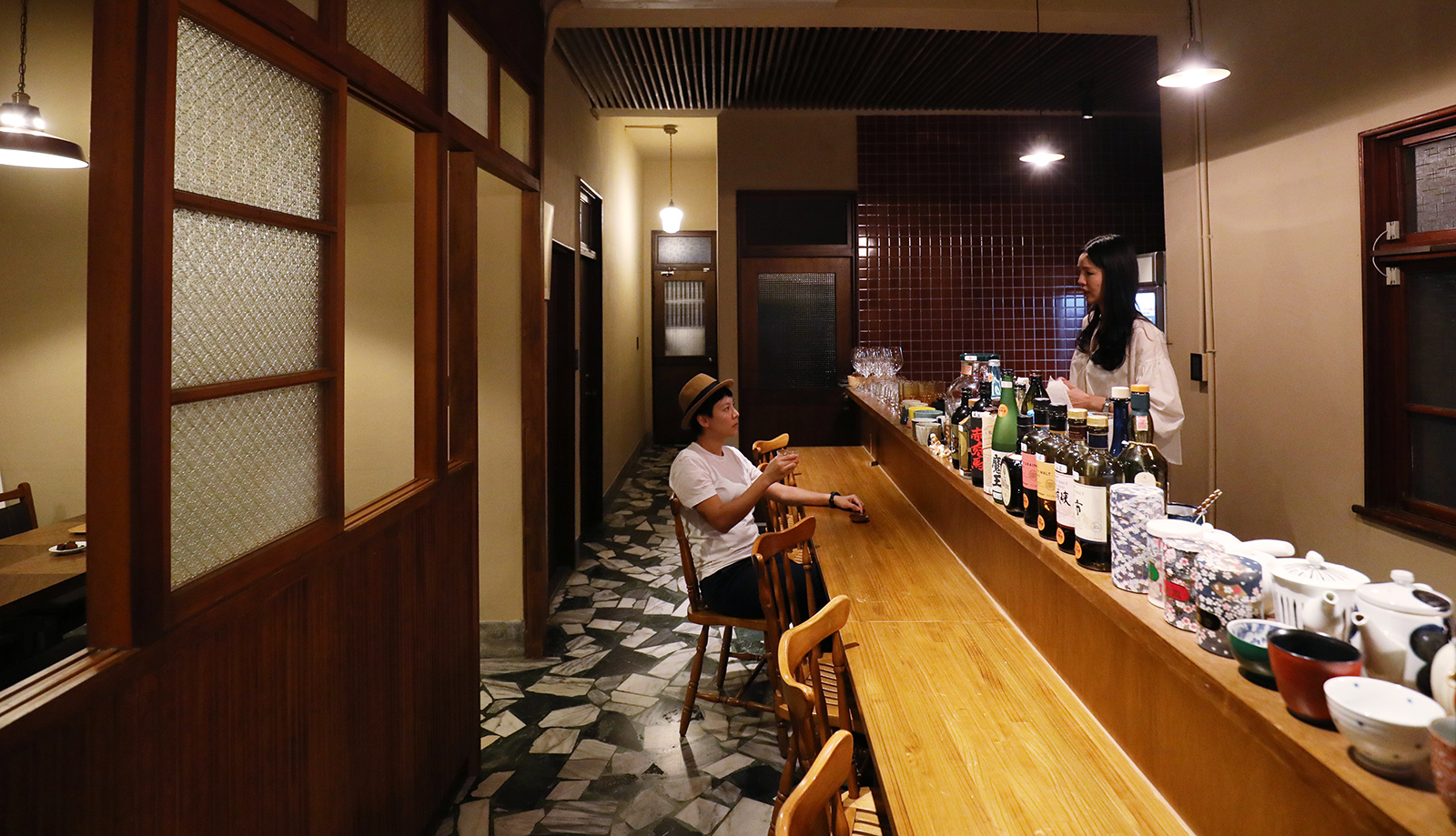 「素晴屋」的前身是老銀樓，經過建築師設計改裝，變成一間充滿和洋混合的溫馨小酒館。