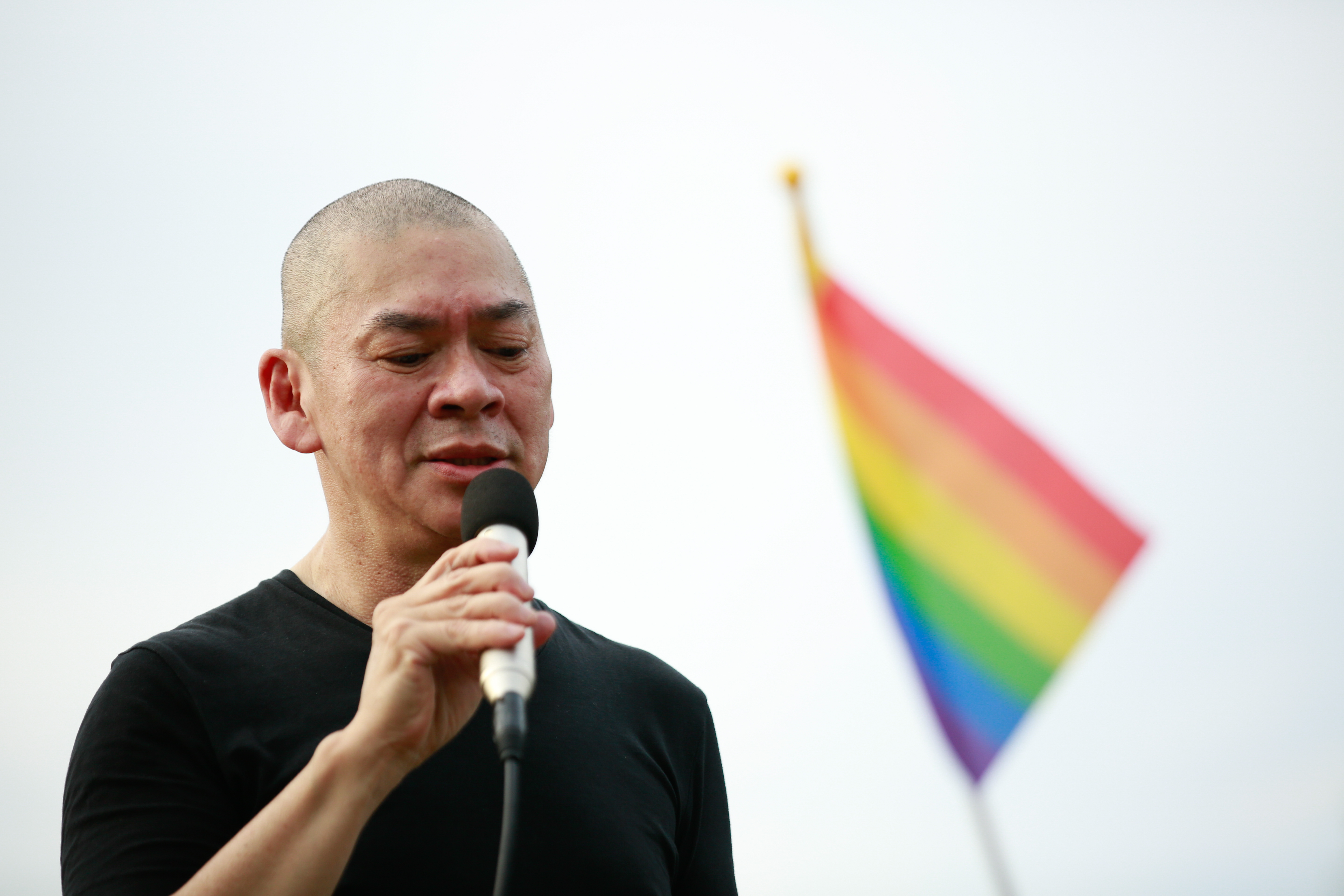 蔡明亮演唱〈牽手〉、〈全世界失眠〉等歌曲。