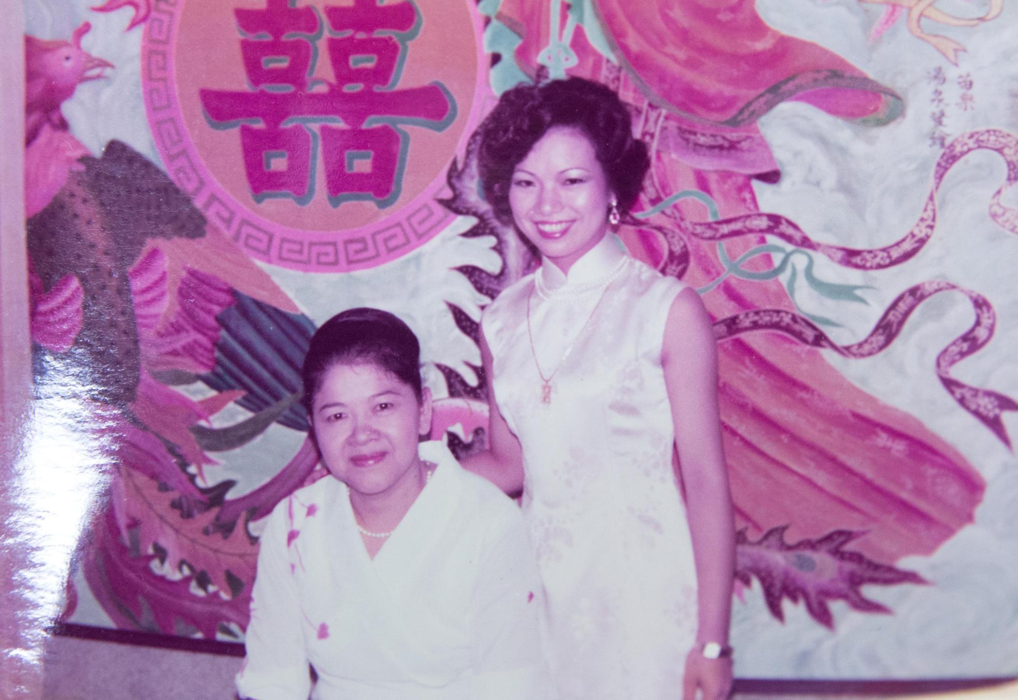 婆婆張謝輝燕（左）能幹強勢，一眼就認定張陳雪貞（右）做媳婦，她身上的禮服是婆婆親手訂製。（張陳雪貞提供）